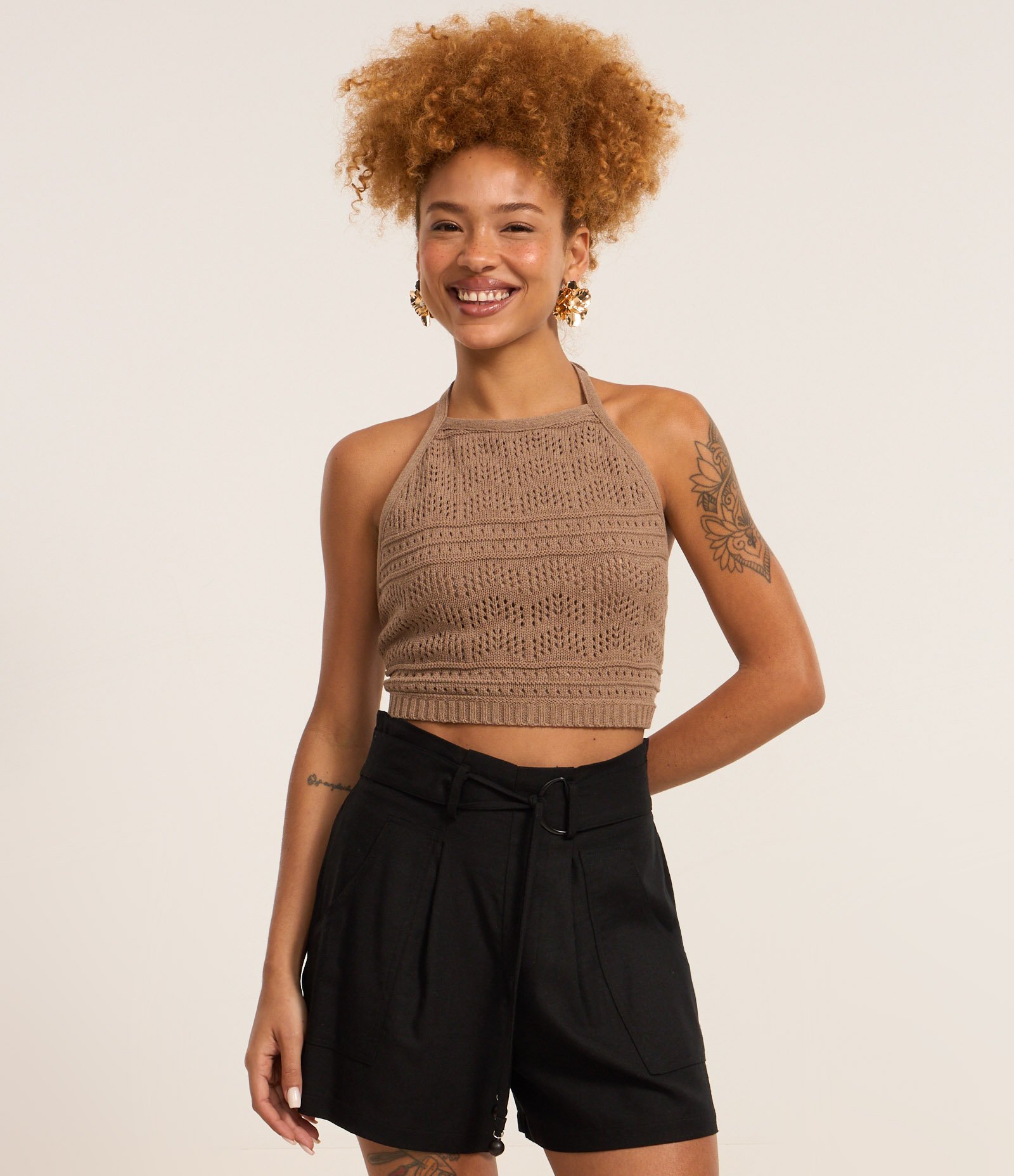 Short Cintura Alta em Viscolinho com Cinto e Amarração Preto 2