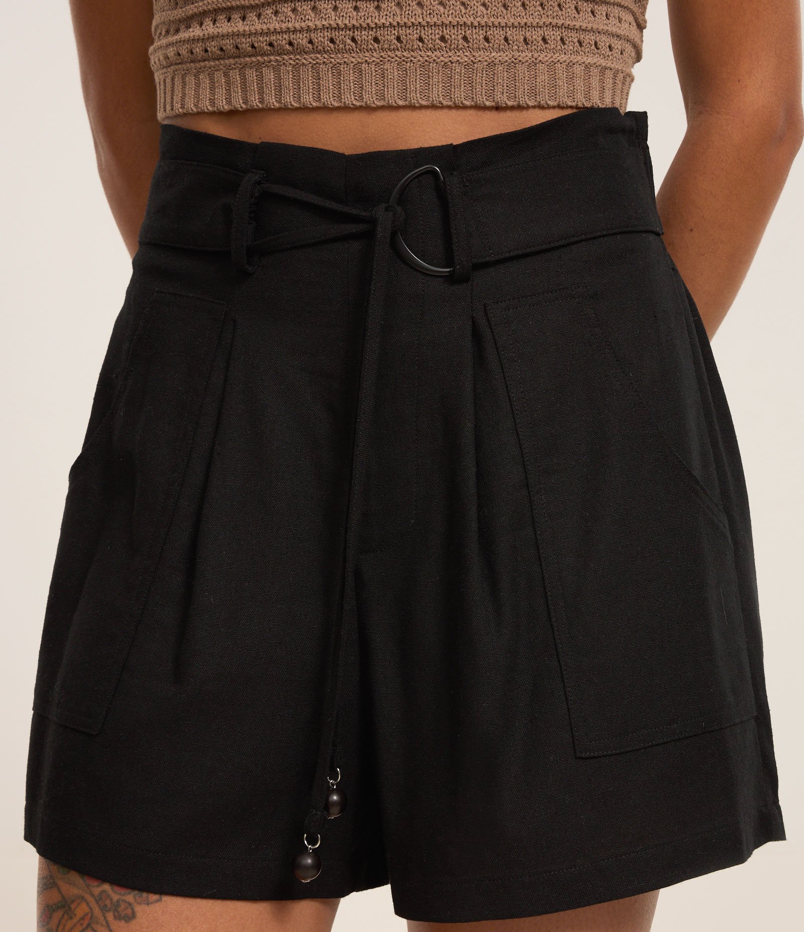 Short Cintura Alta em Viscolinho com Cinto e Amarração Preto 4