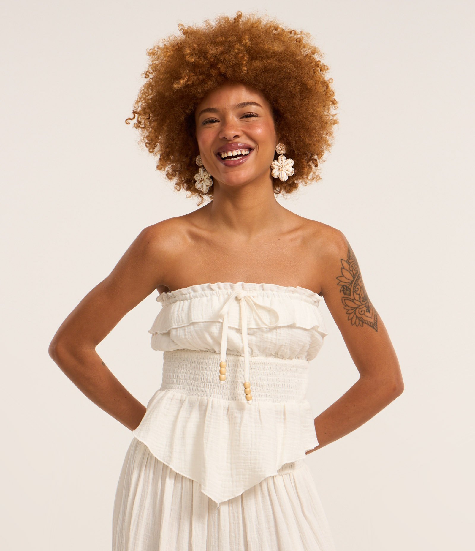 Blusa Tomara que Caia em Crepe com Textura Crinkle com Lastex na Cintura e Babados Branco 3