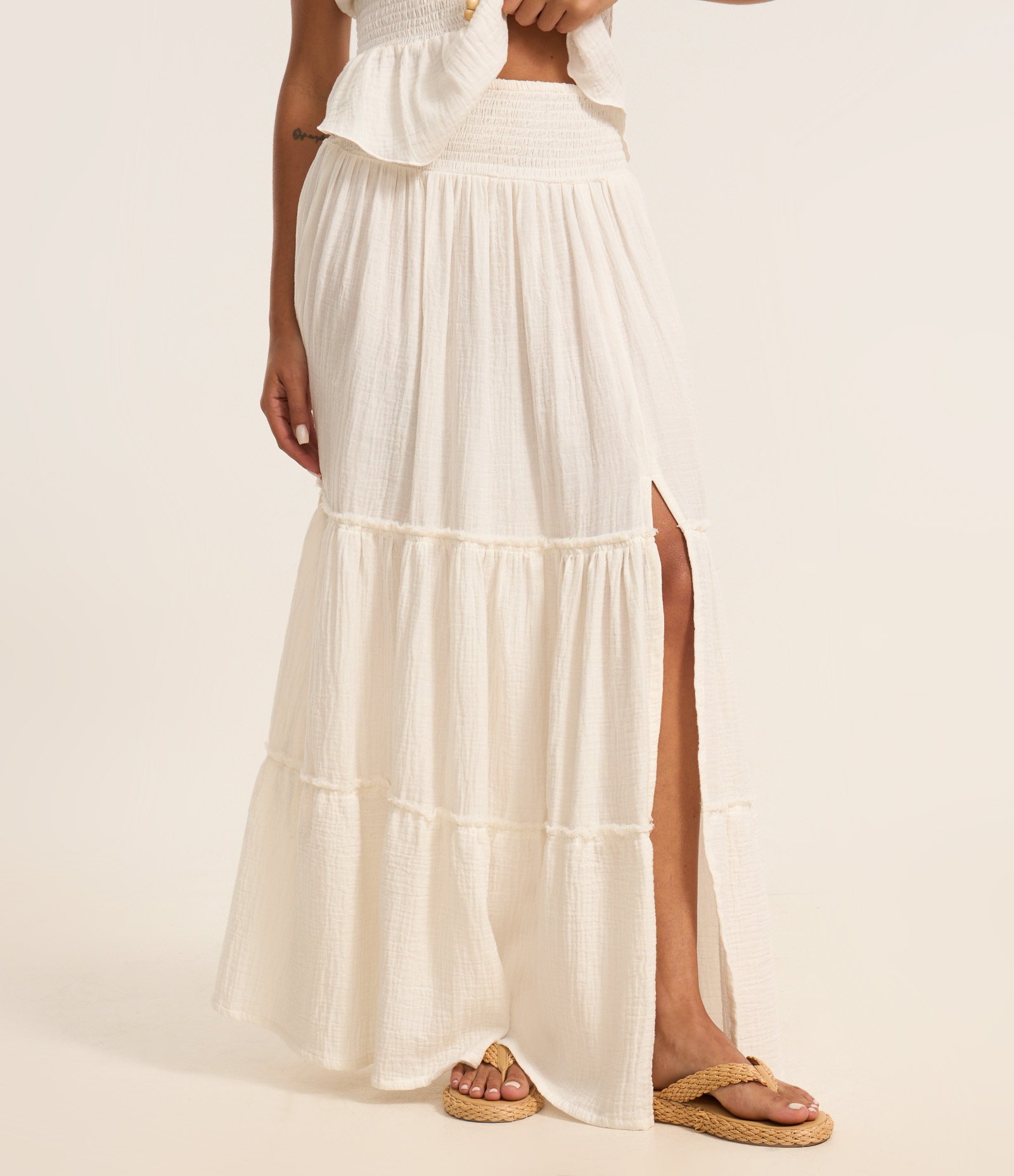 Saia Evasê Texturizada em Crepe com Babados nos Recortes Branco 3