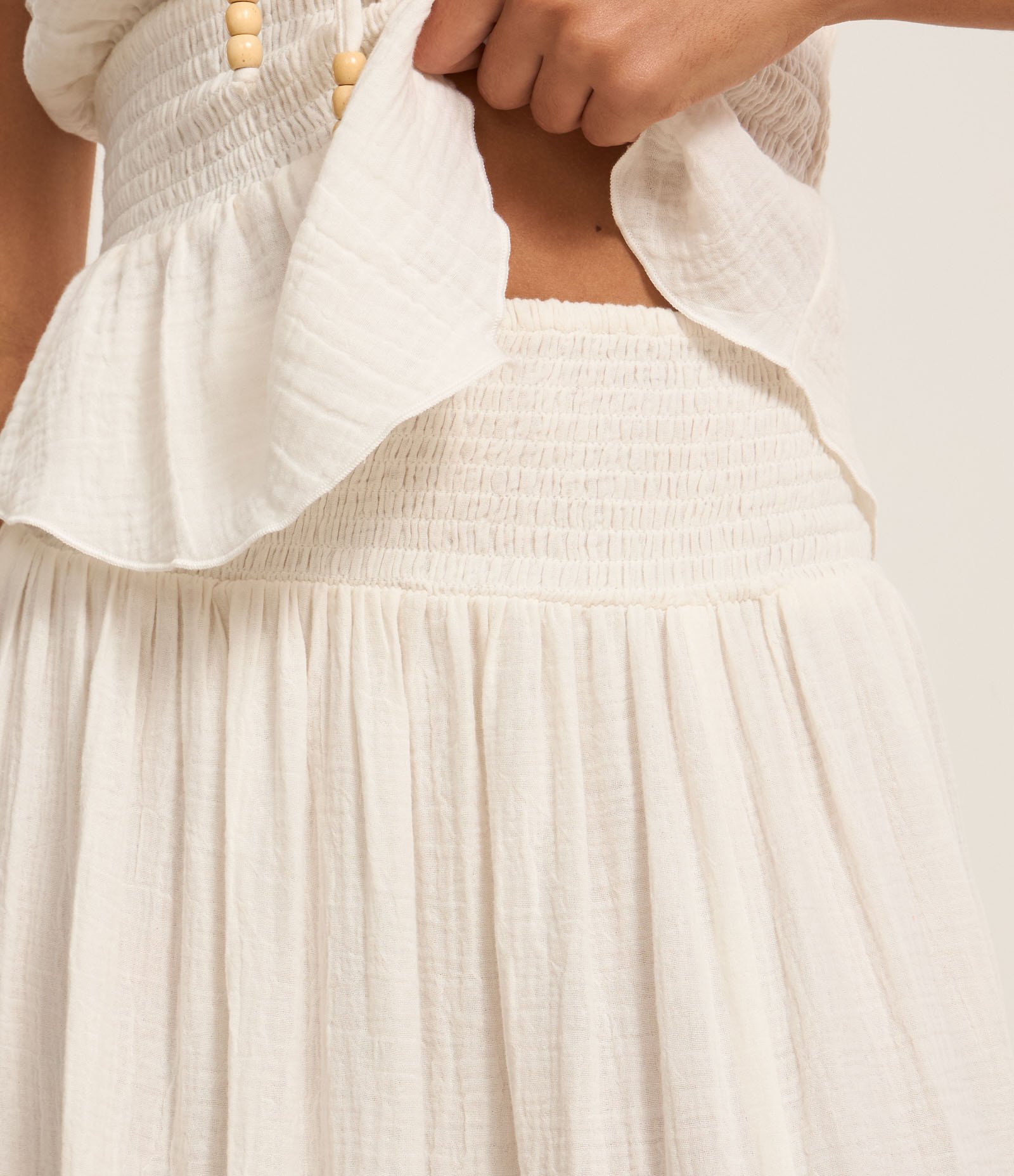 Saia Evasê Texturizada em Crepe com Babados nos Recortes Branco 4