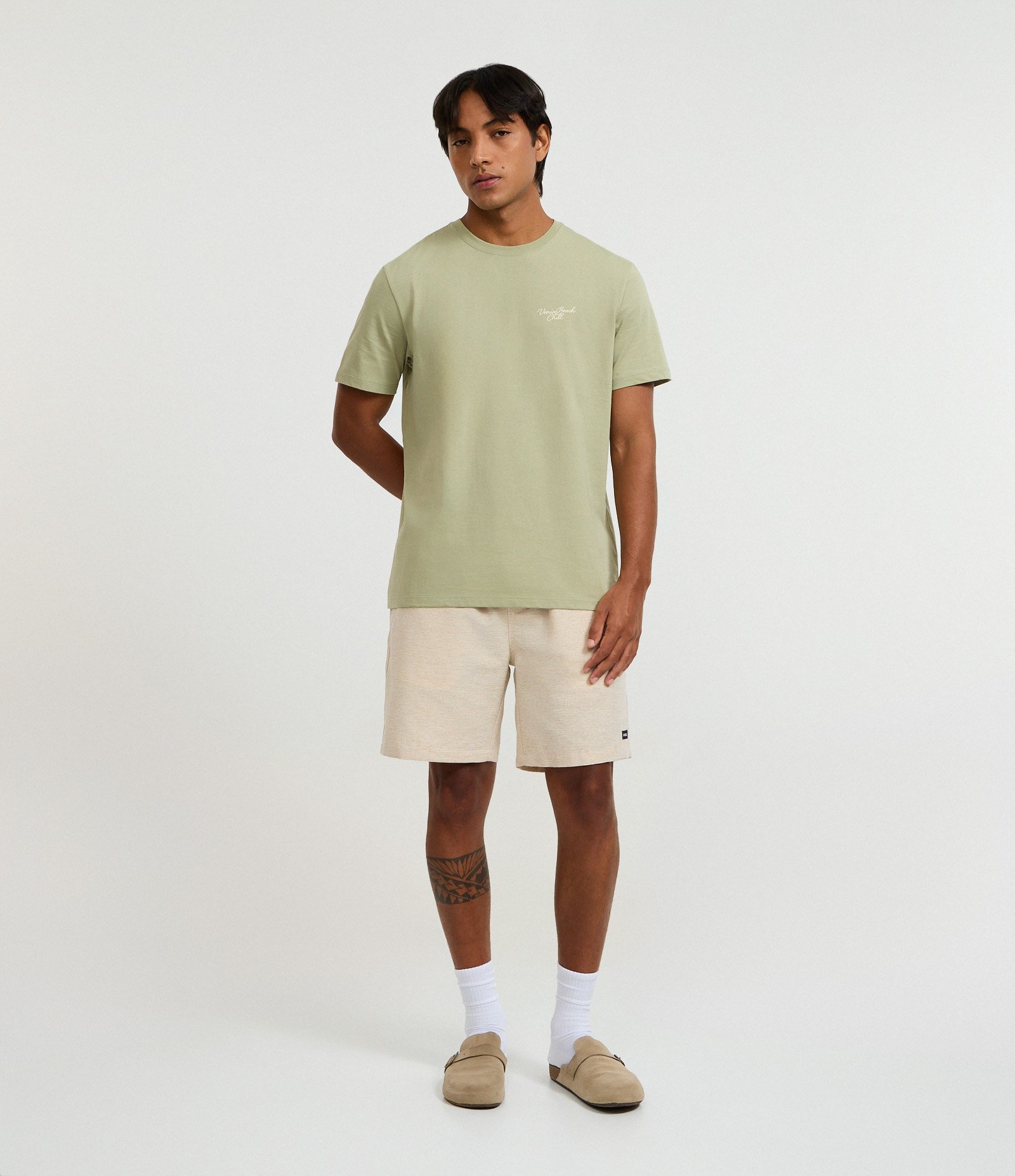 Bermuda Regular com Cordão e Efeito Rajado Bege 1