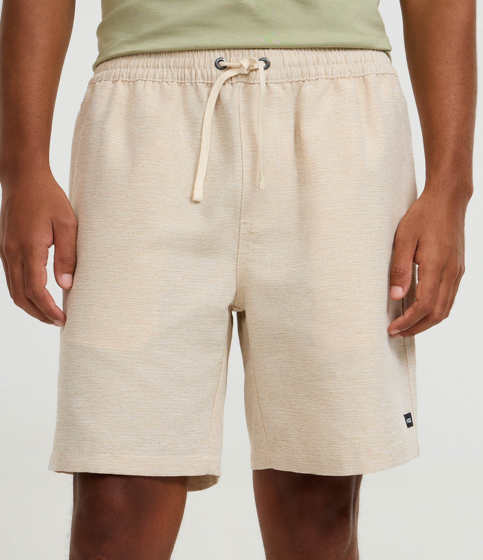 Bermuda Regular com Cordão e Efeito Rajado Bege 2