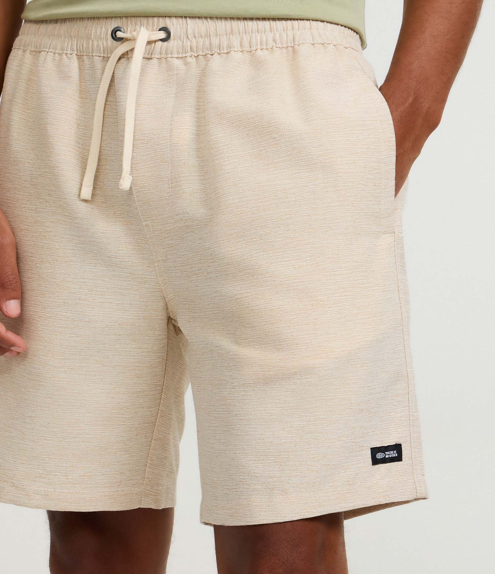 Bermuda Regular com Cordão e Efeito Rajado Bege 4