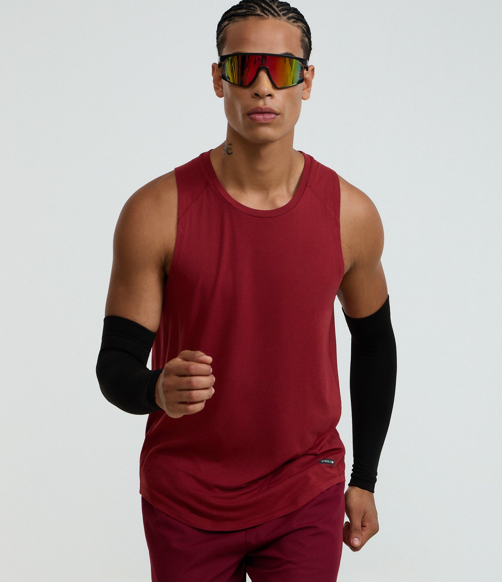 Regata Regular Esportiva com Etiqueta na Barra e Detalhe Contrastante Vermelho 1