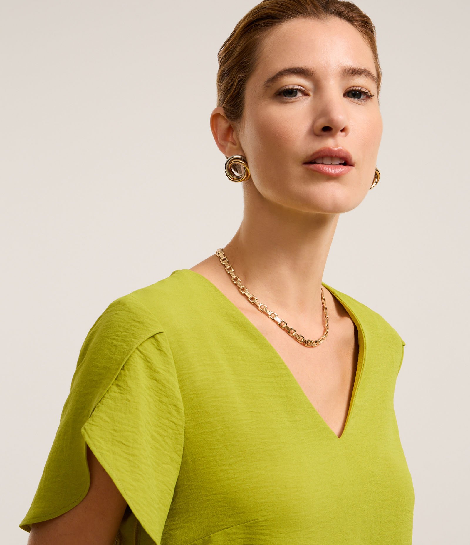 Blusa em Airflow com Manga Tulipa Transpassada Verde 4