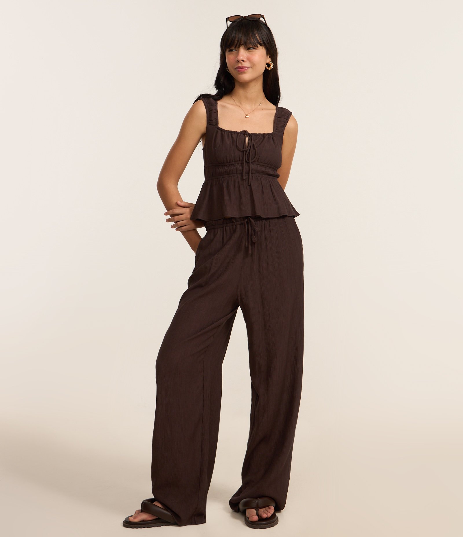 Blusa Texturizada com Amarração e Babado Marrom 2