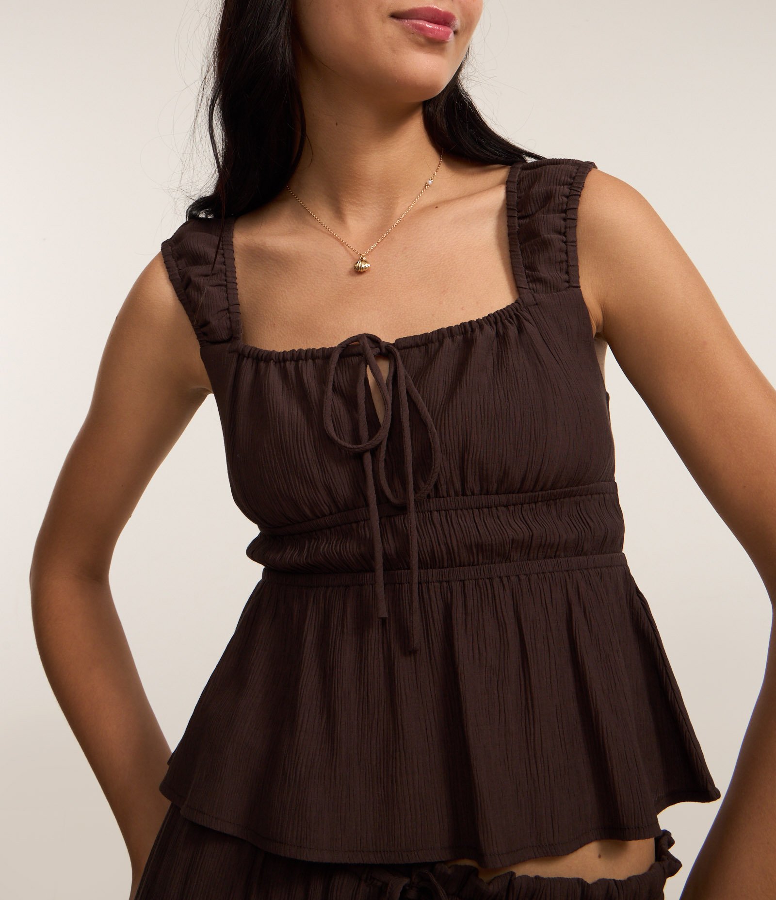 Blusa Texturizada com Amarração e Babado Marrom 4