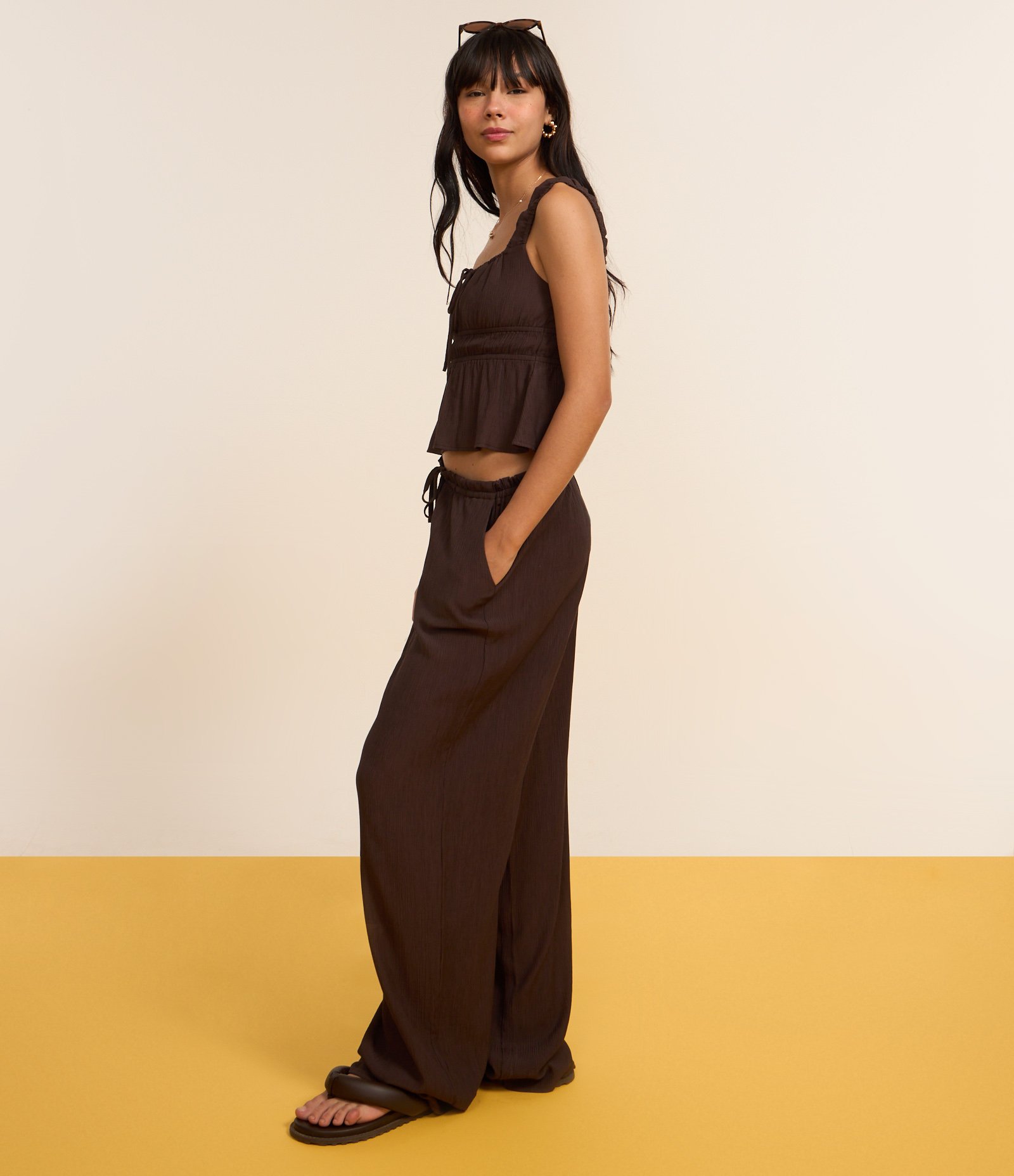 Calça Reta em Viscose Texturizada com Amarração na Cintura Marrom Escuro 6