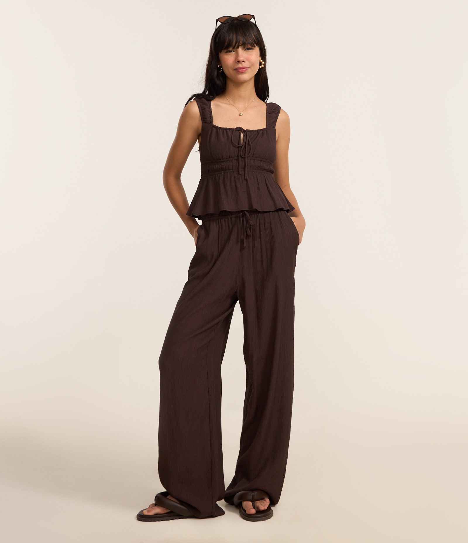 Calça Reta em Viscose Texturizada com Amarração na Cintura Marrom Escuro 1