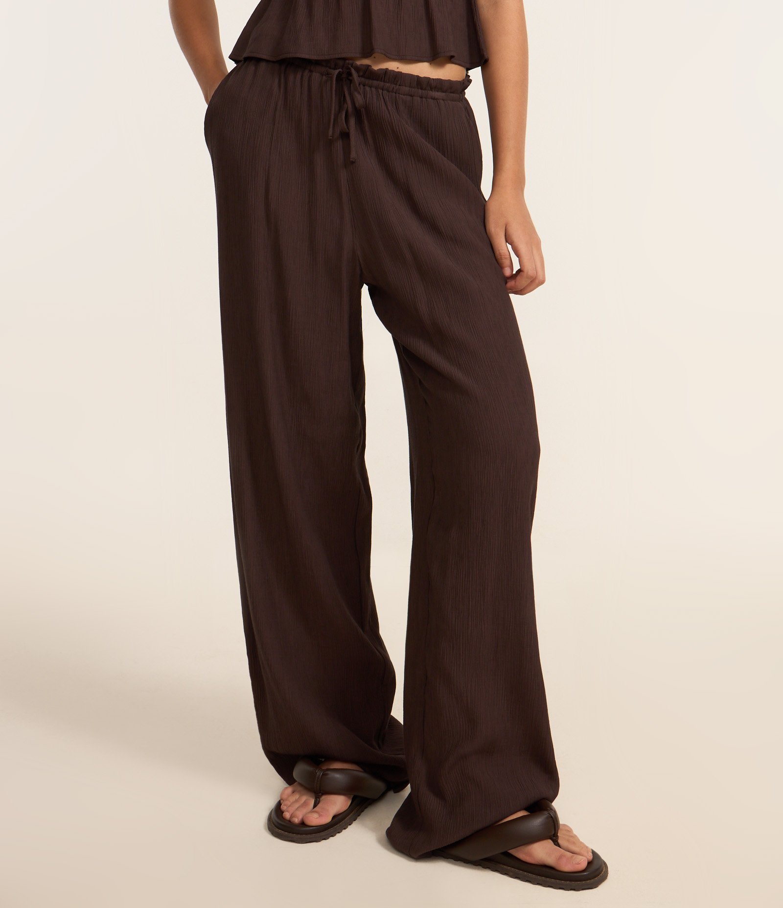 Calça Reta em Viscose Texturizada com Amarração na Cintura Marrom Escuro 3