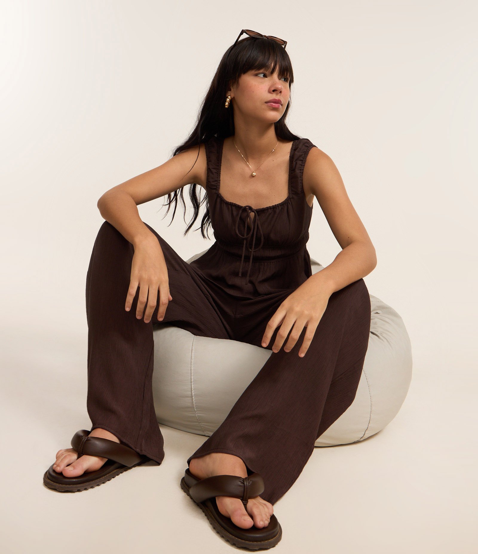 Calça Reta em Viscose Texturizada com Amarração na Cintura Marrom Escuro 5