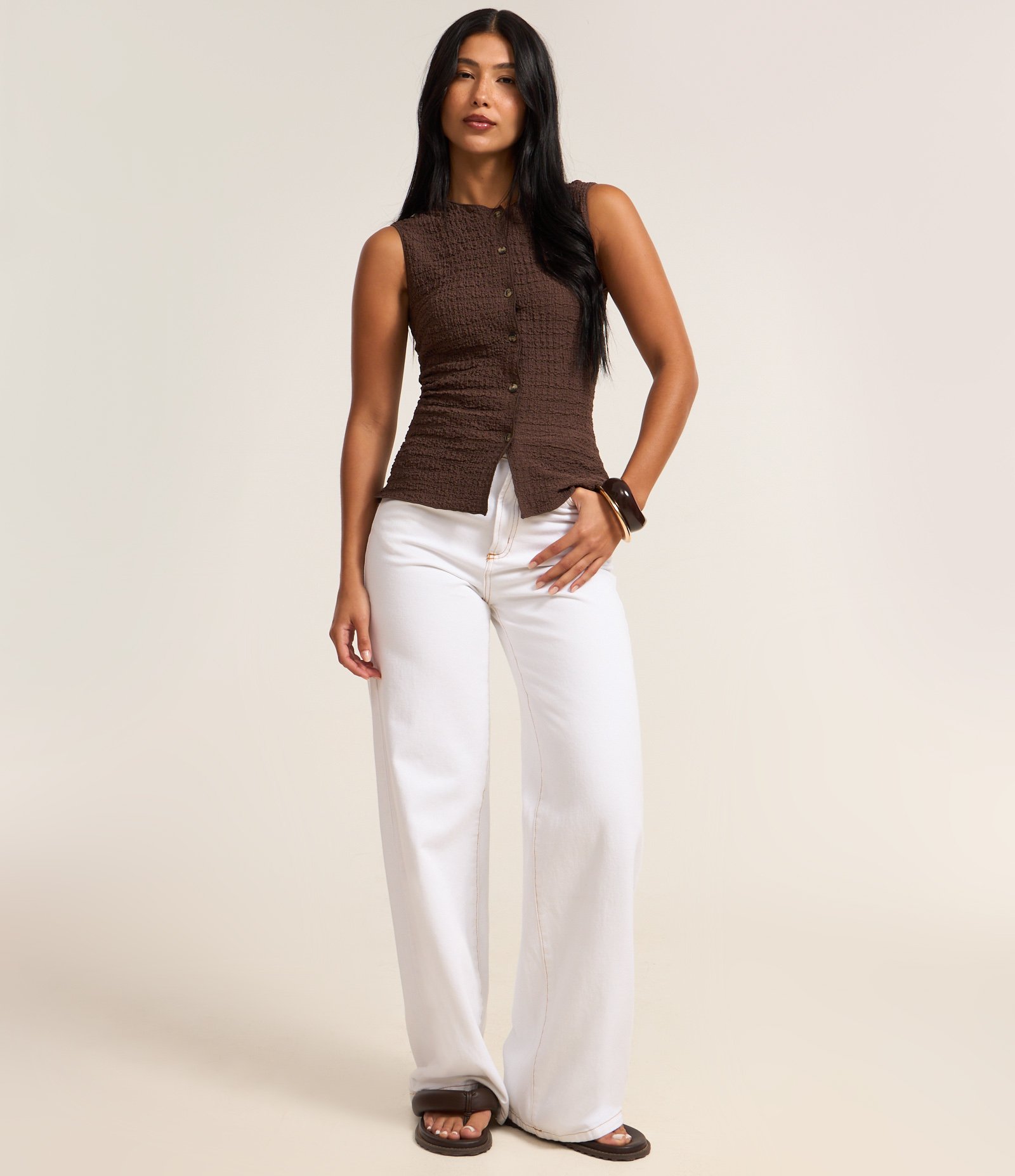 Blusa Regular em Anarruga Sem Mangas Texturizadas Marrom 2