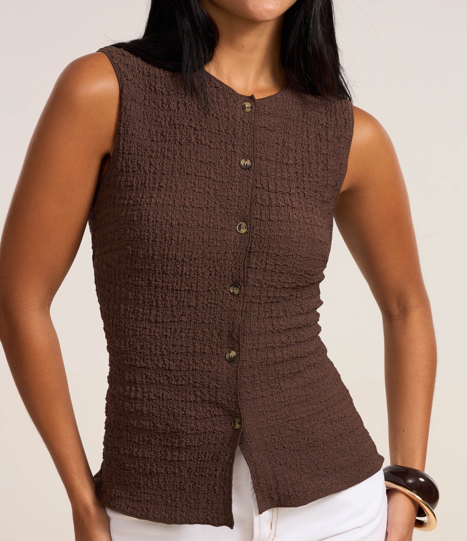 Blusa Regular em Anarruga Sem Mangas Texturizadas Marrom 3