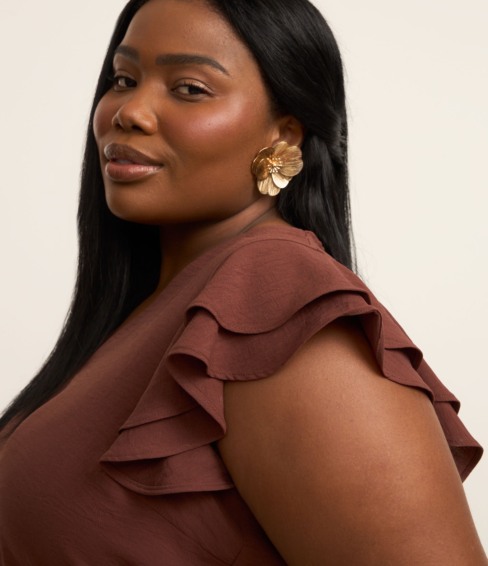 Blusa em Crepe com Babado na Manga Curve & Plus Size Marrom 3