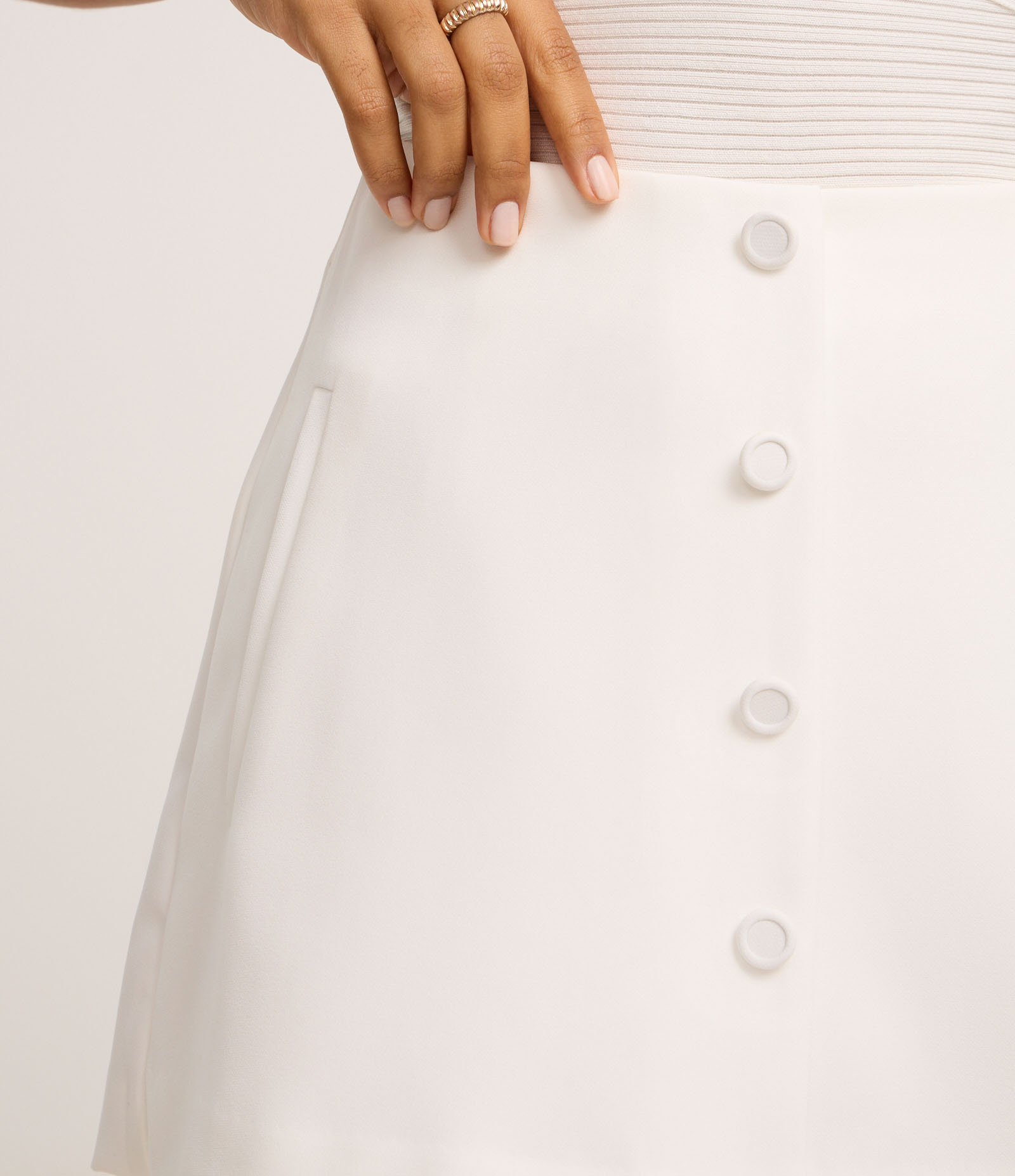 Short Saia em Crepe com Botões Forrados no Transpasse Off White 4