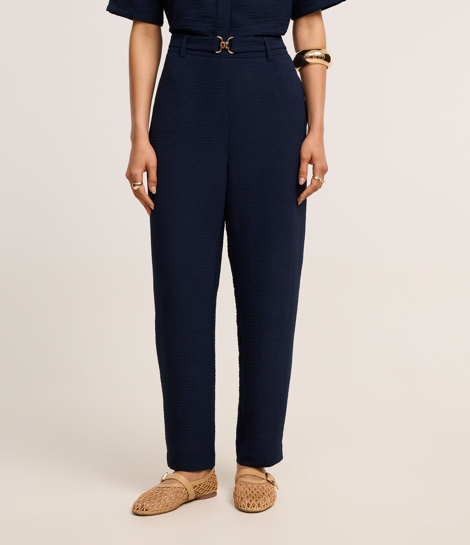 Calça Cenoura Cintura Alta em Airflow com Fivelas Metalizadas Azul 3