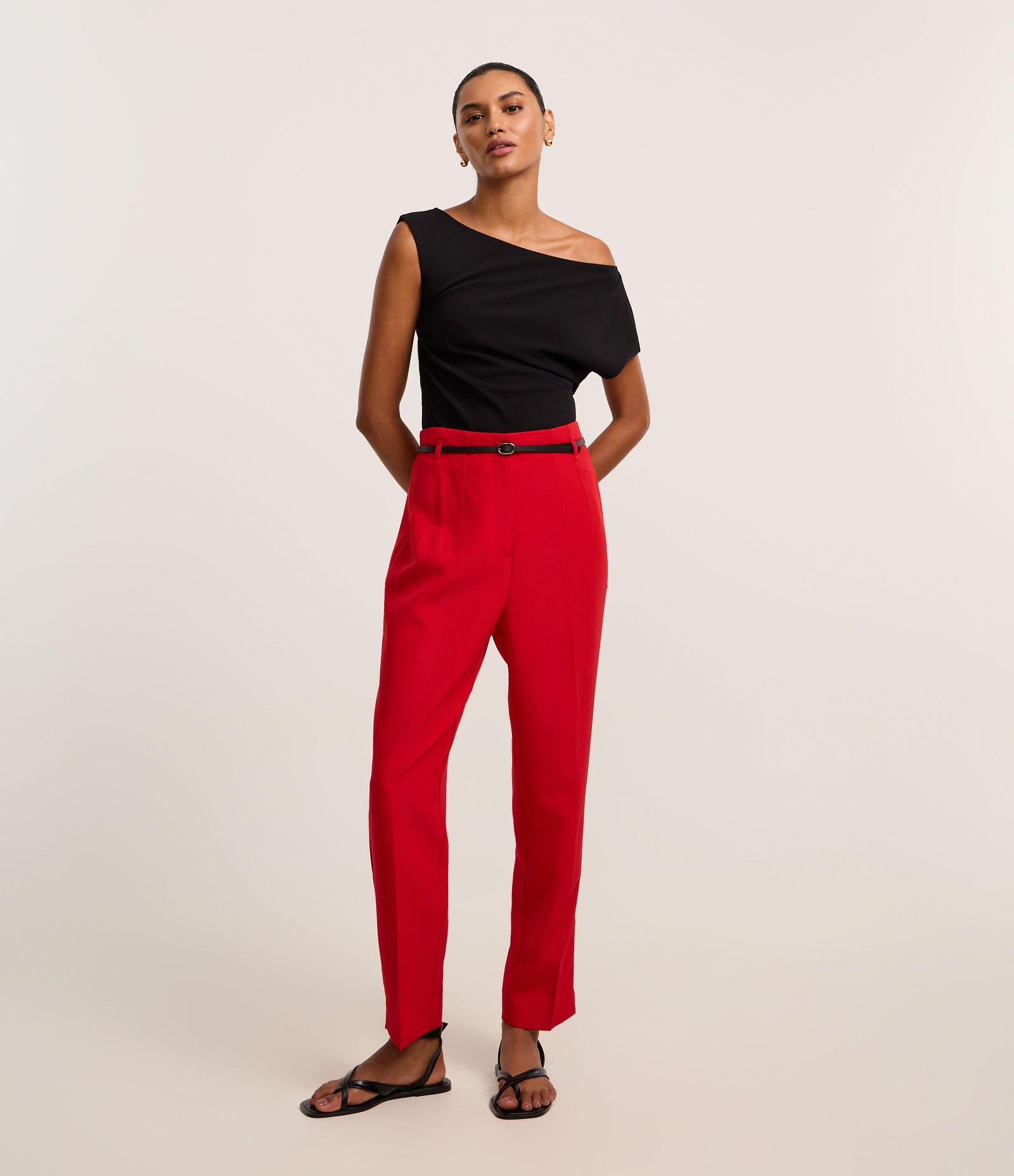 Calça Cenoura Alfaiatada com Cinto Fivela Vermelho 1