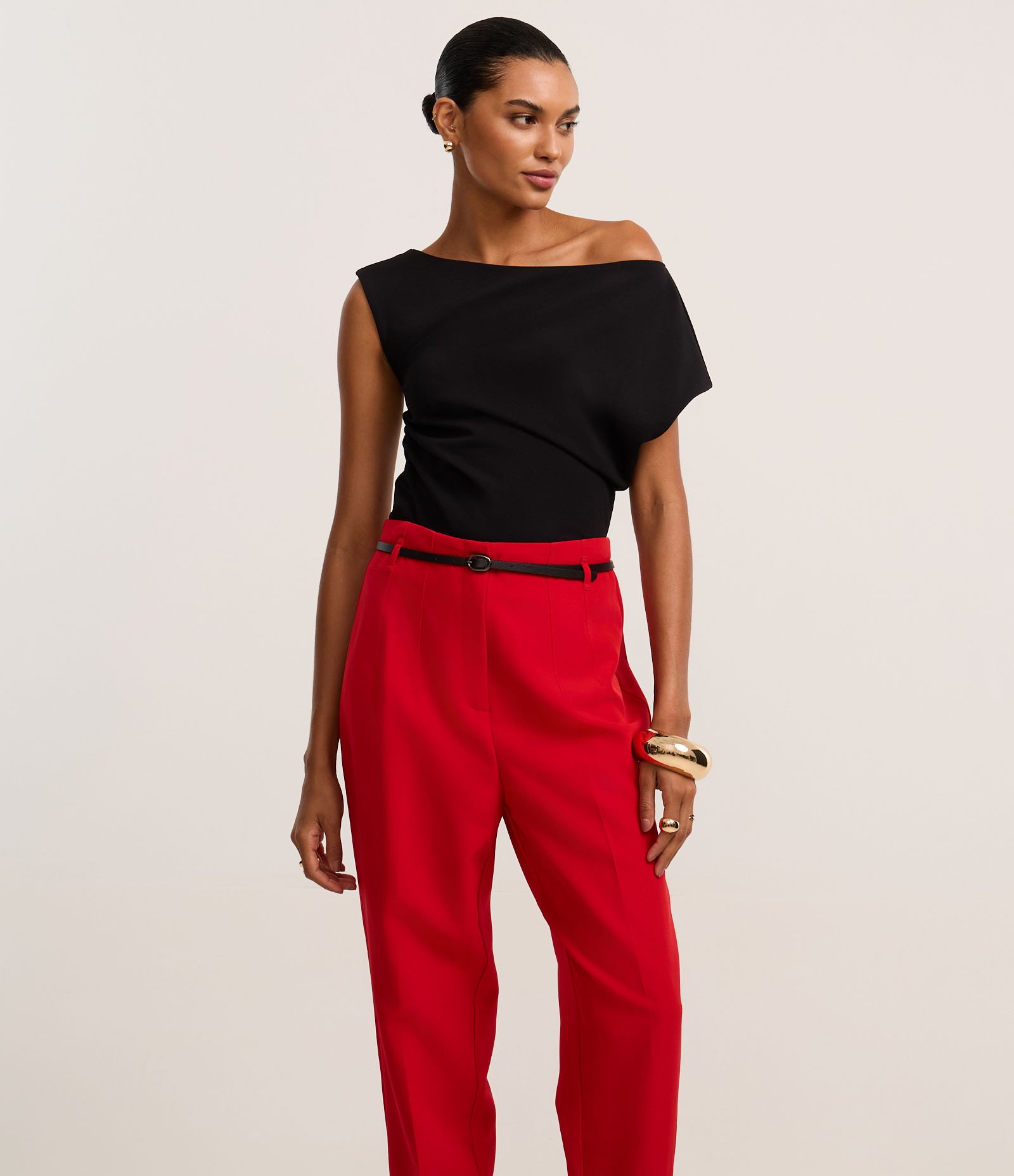 Calça Cenoura Alfaiatada com Cinto Fivela Vermelho 2