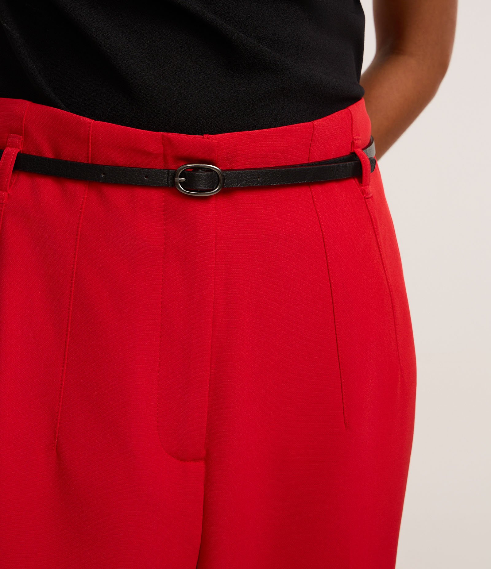 Calça Cenoura Alfaiatada com Cinto Fivela Vermelho 4