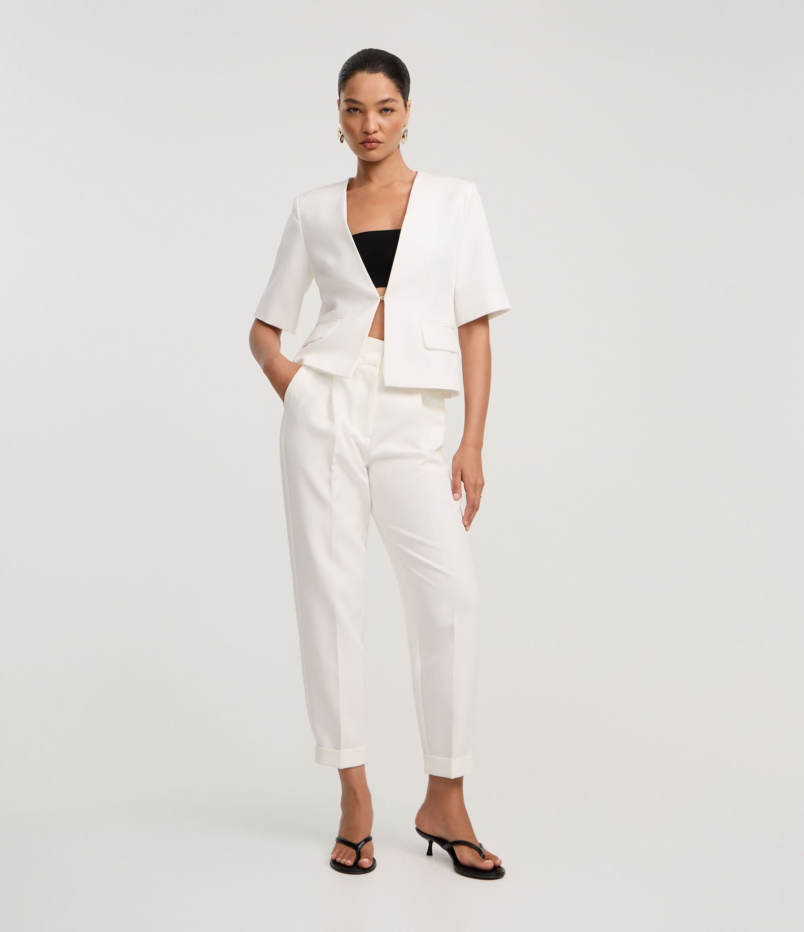 Calça Cenoura Alfaiatada com Barra Italiana e Detalhe de Lapela Off White 1