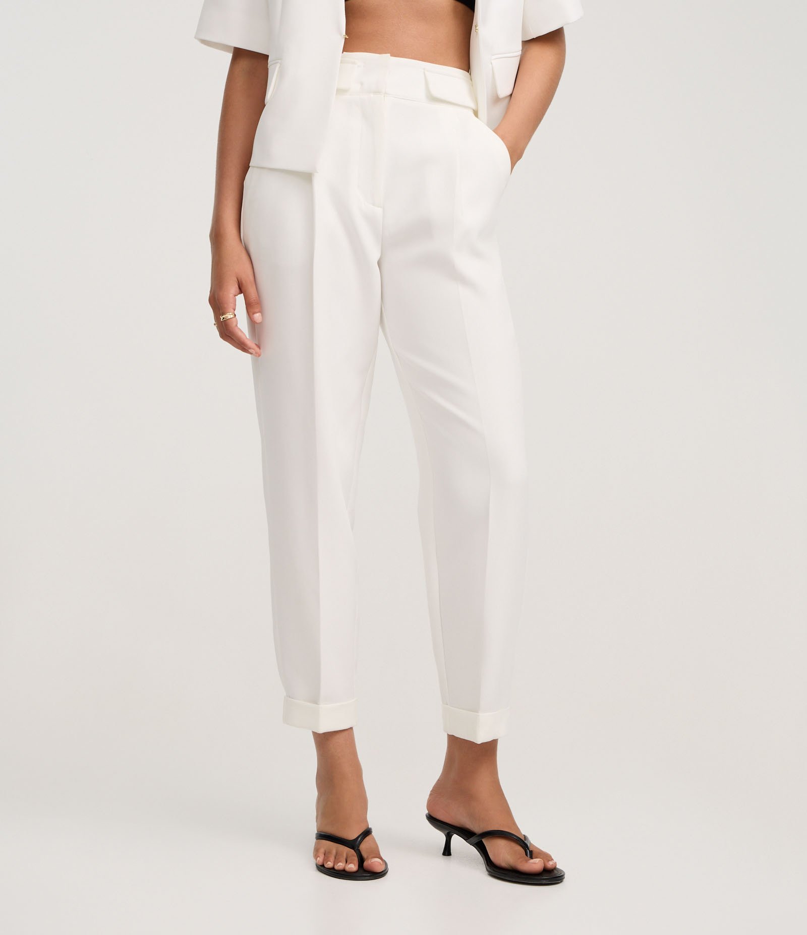 Calça Cenoura Alfaiatada com Barra Italiana e Detalhe de Lapela Off White 3