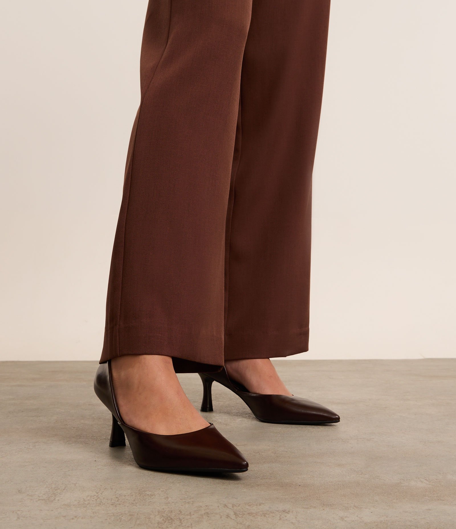 Sapato Scarpin com Recorte Lateral e Salto Flare Marrom 5