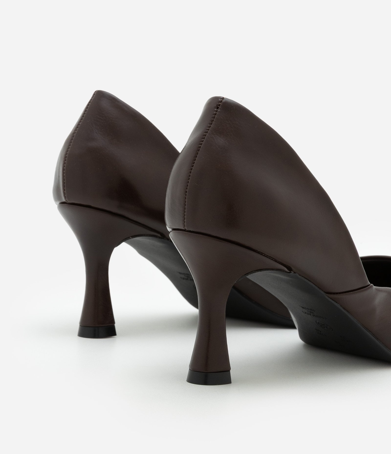 Sapato Scarpin com Recorte Lateral e Salto Flare Marrom 4