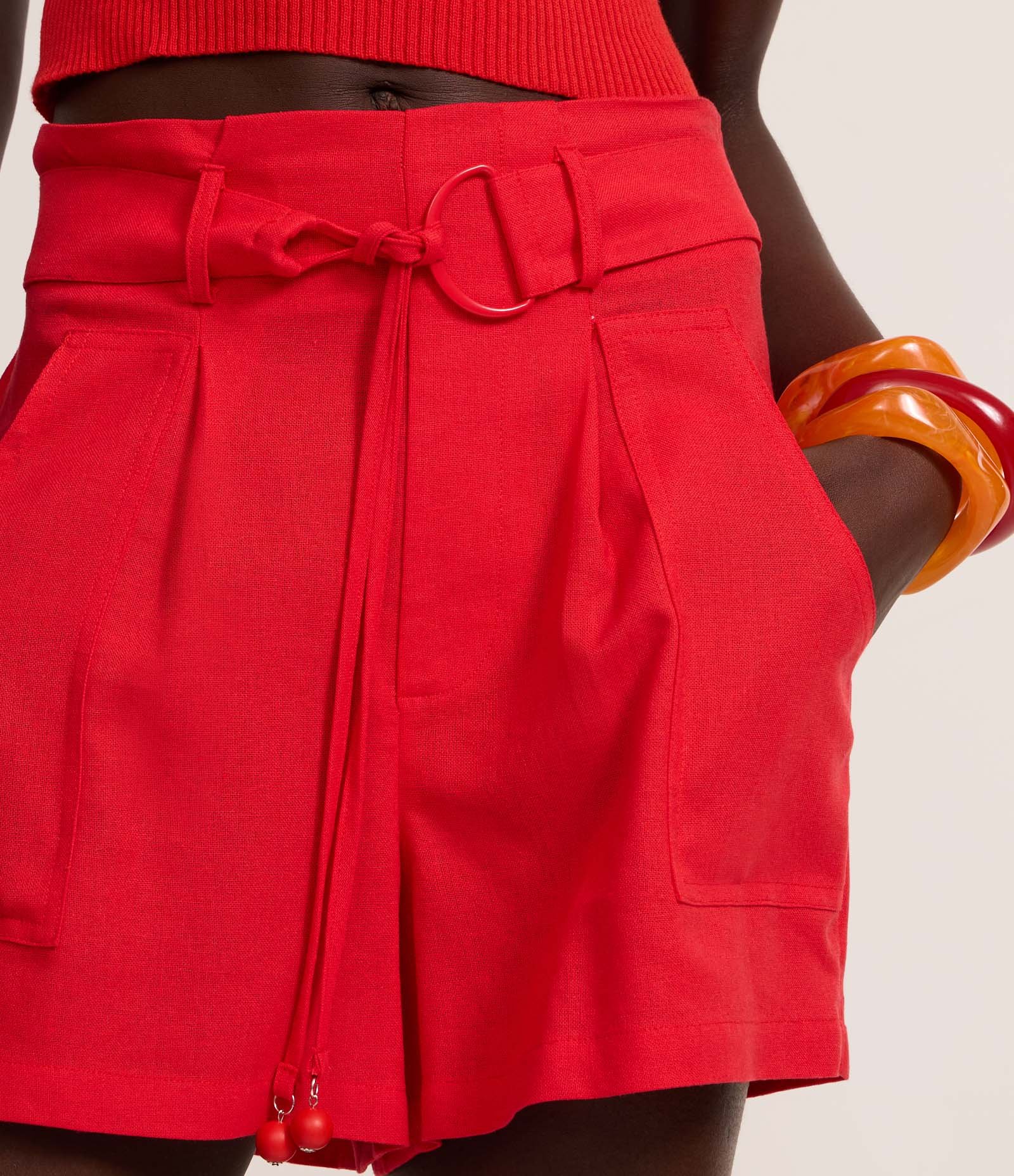 Short Cintura Alta em Viscolinho com Cinto e Amarração Vermelho 4