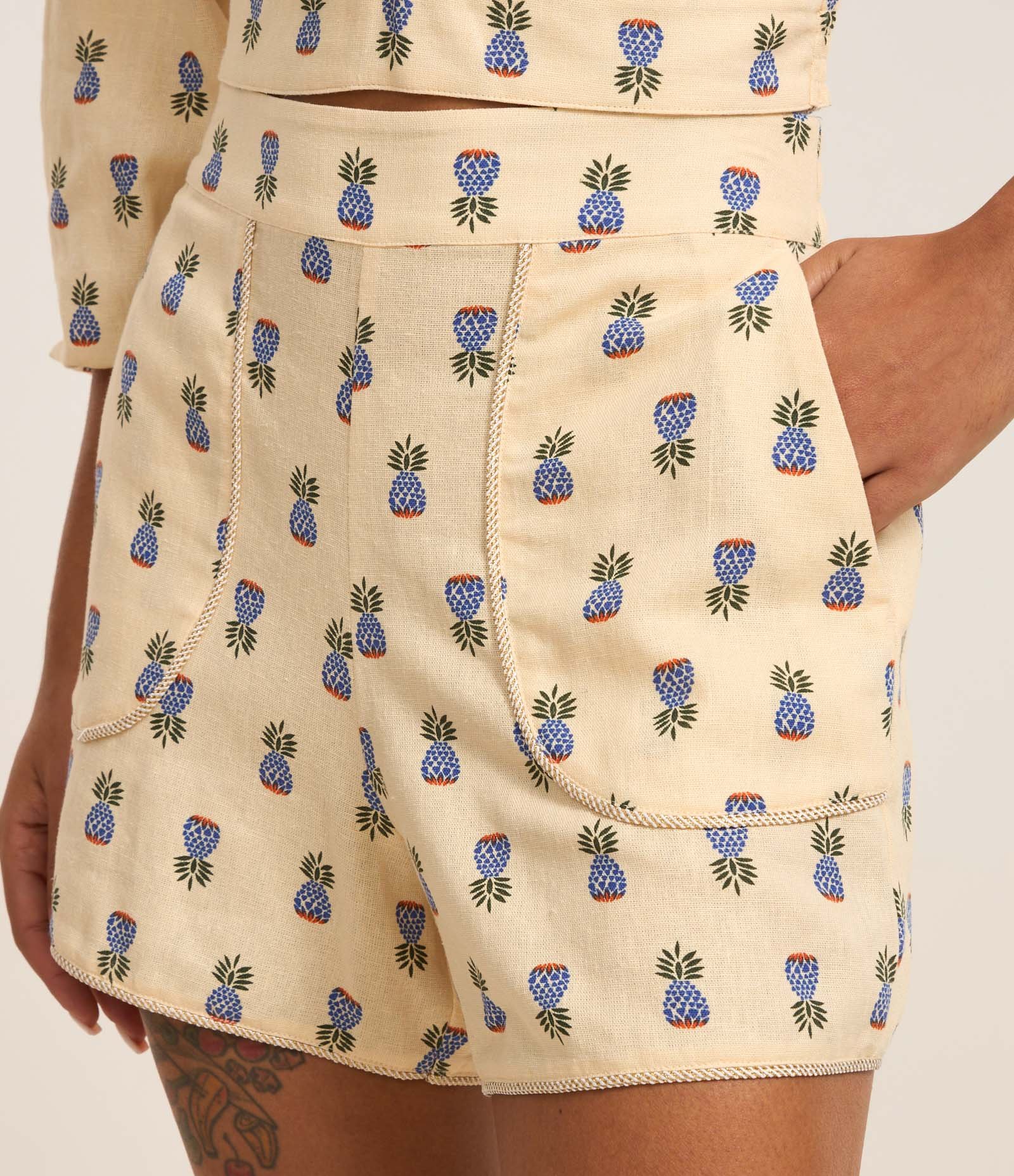 Short em Viscolinho com Cintura Alta Estampa de Abacaxi Creme 4