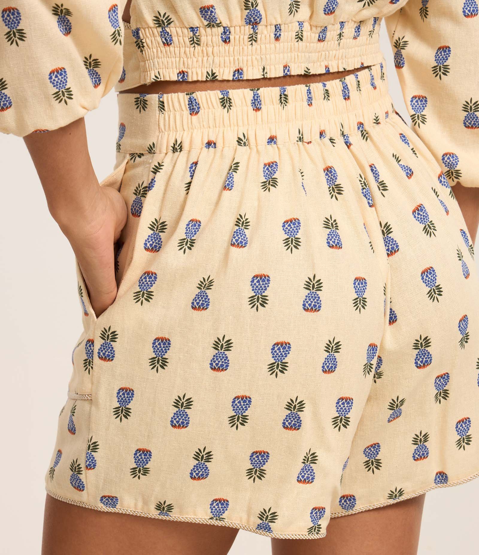 Short em Viscolinho com Cintura Alta Estampa de Abacaxi Creme 5