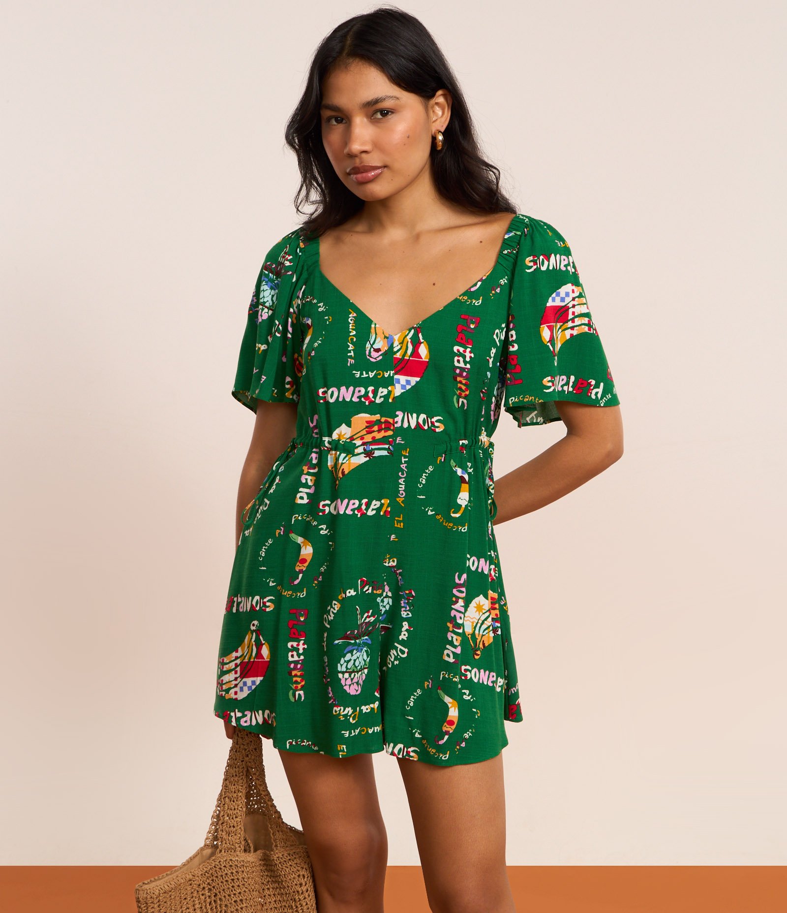 Macaquinho em Viscose com Amarração na Cintura e Estampa Tropical Verde 4