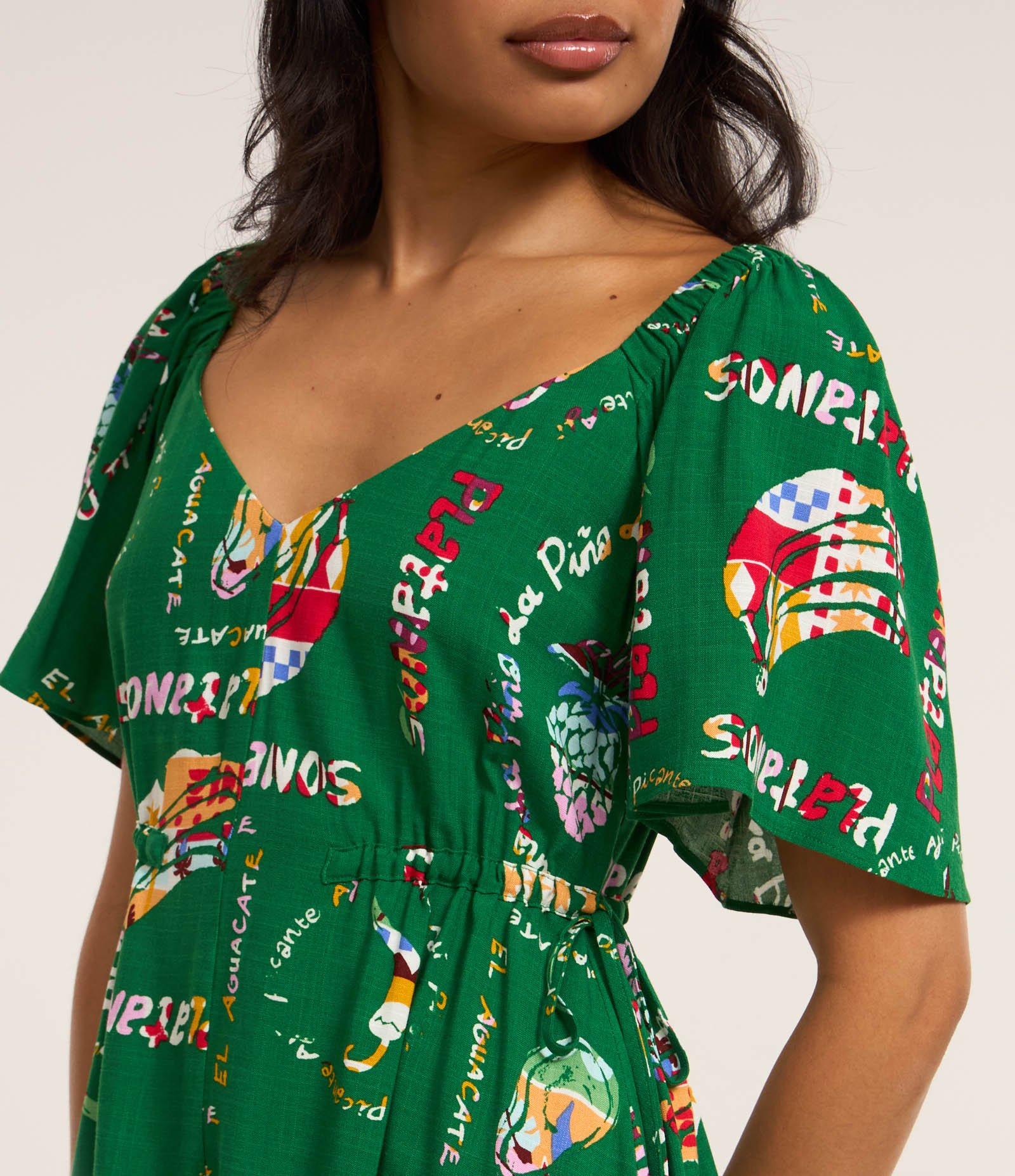 Macaquinho em Viscose com Amarração na Cintura e Estampa Tropical Verde 3