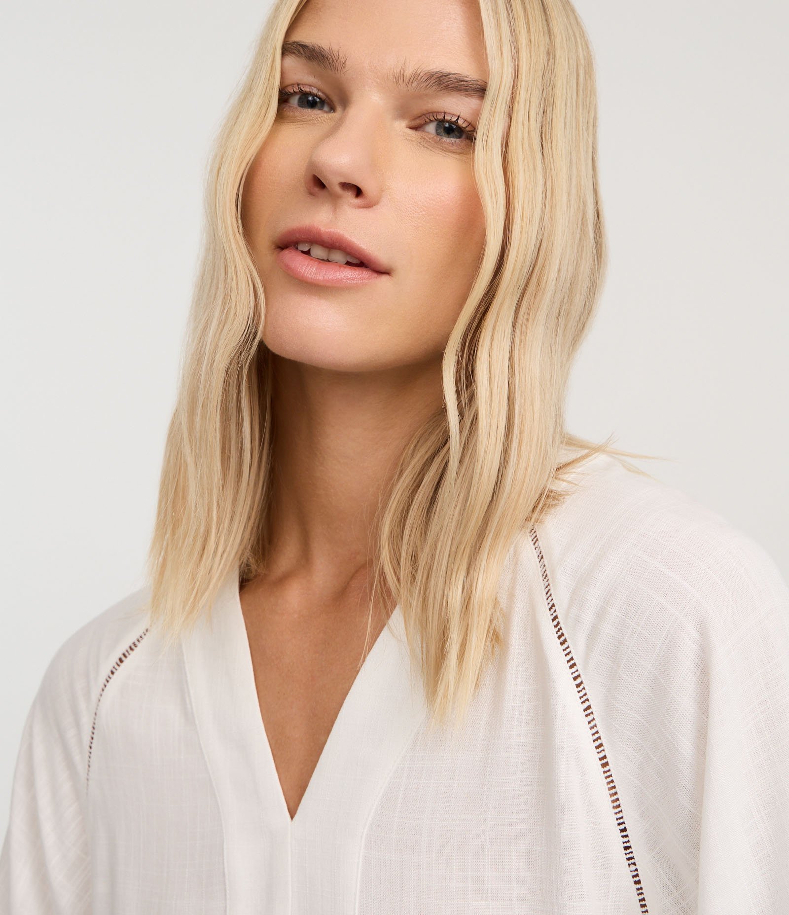 Blusa em Viscose com Entremeio e Manga Ampla Branco 3