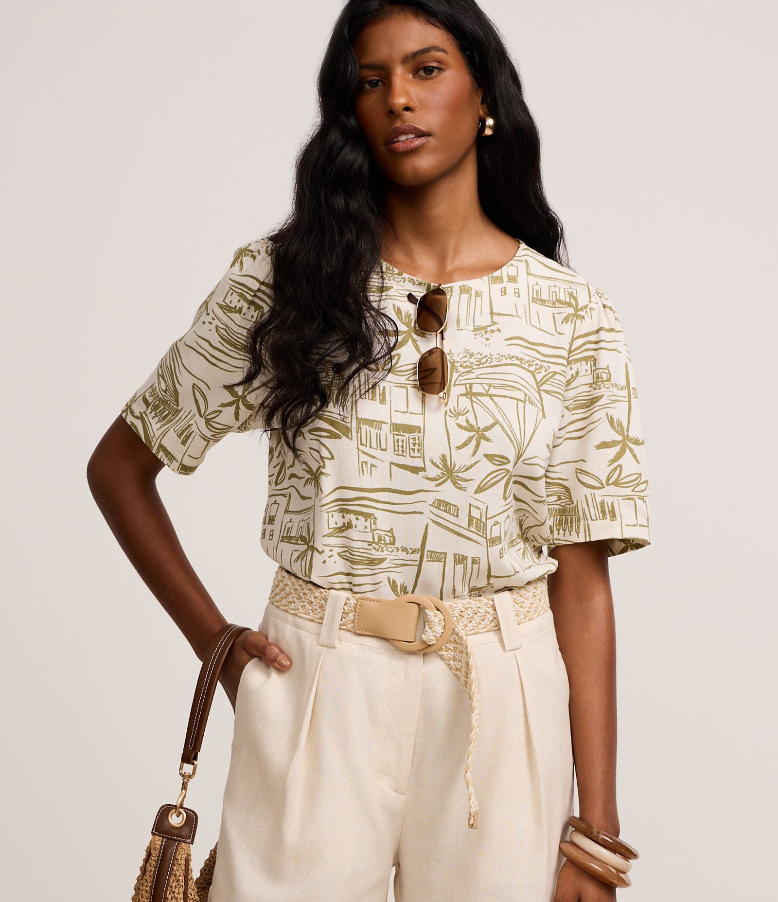 Blusa em Viscolinho com Estampa Vilarejo na Praia Dourado/Off White 1