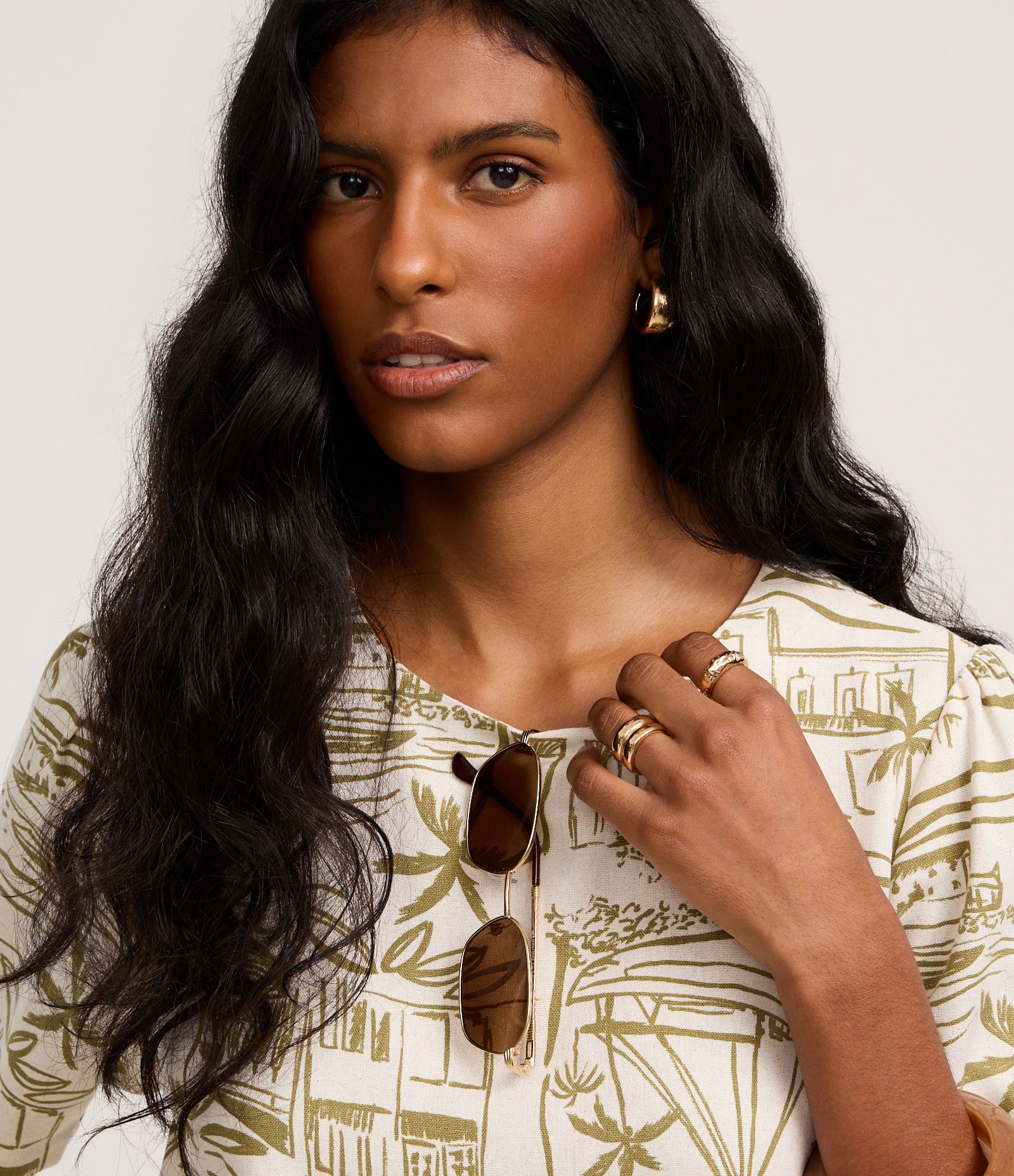 Blusa em Viscolinho com Estampa Vilarejo na Praia Dourado/Off White 3