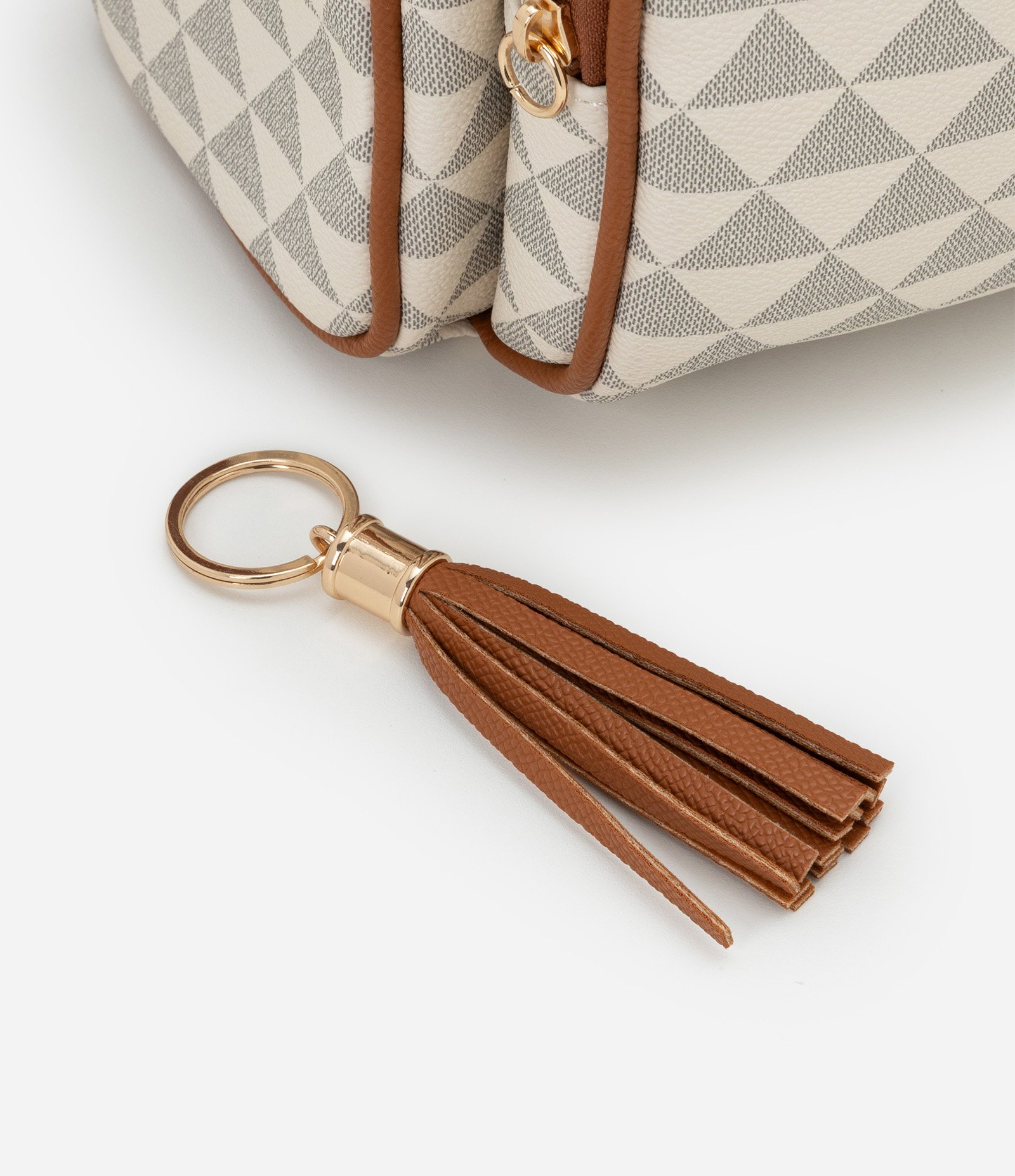 Mochila em PU com Estampa Triângulo e Bolso Frontal Off White 7