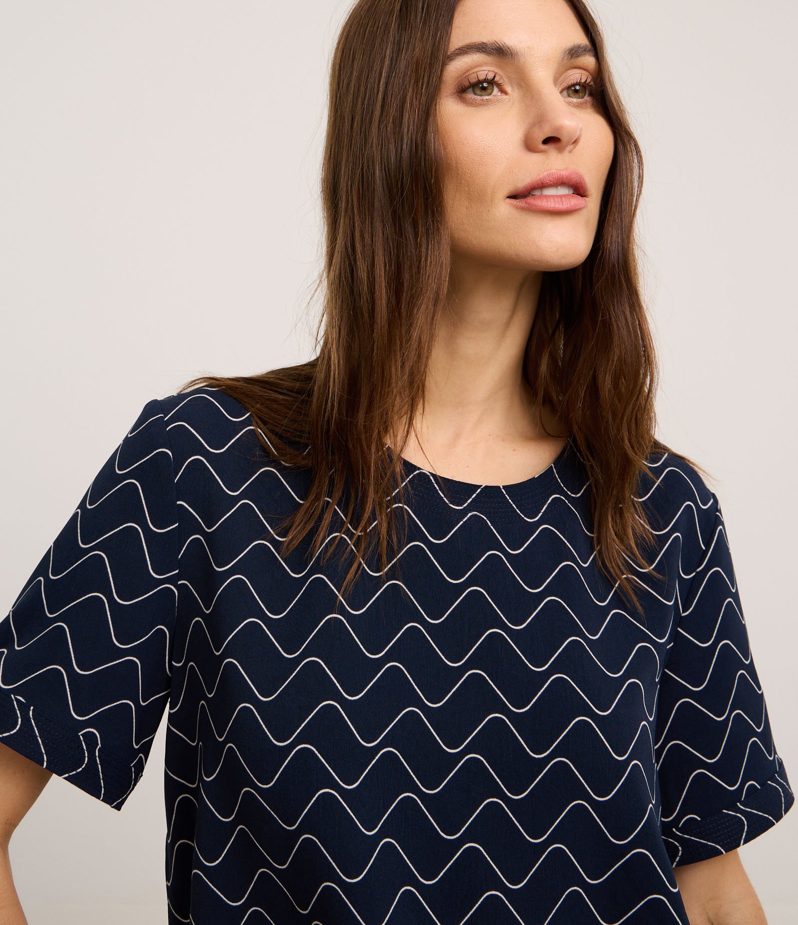 Blusa em Airflow com Estampa Linhas de Ondas Azul Marinho 4