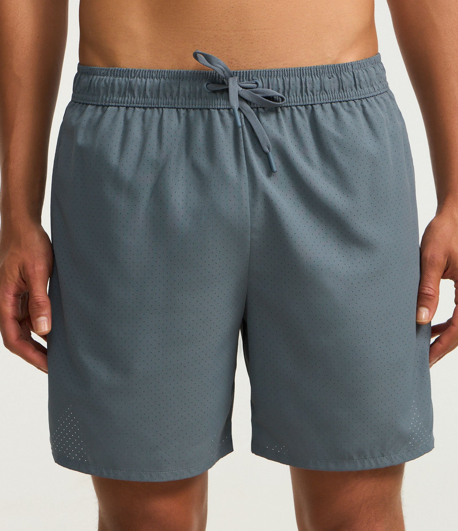 Bermuda Esportiva com Textura Furadinha Cinza 2