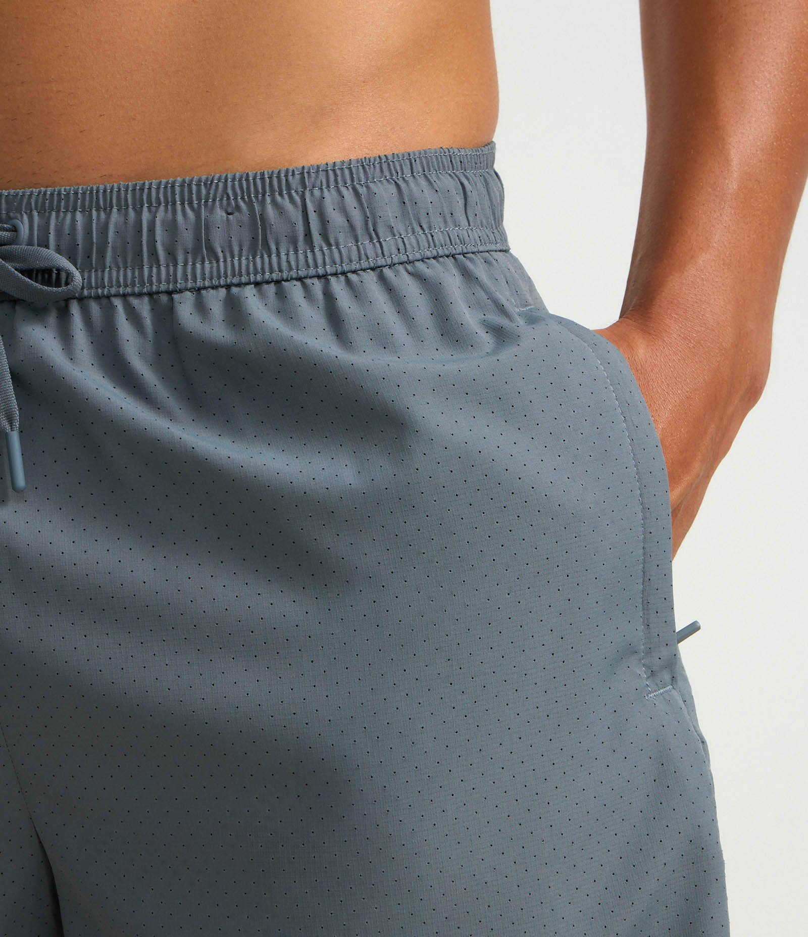 Bermuda Esportiva com Textura Furadinha Cinza 3