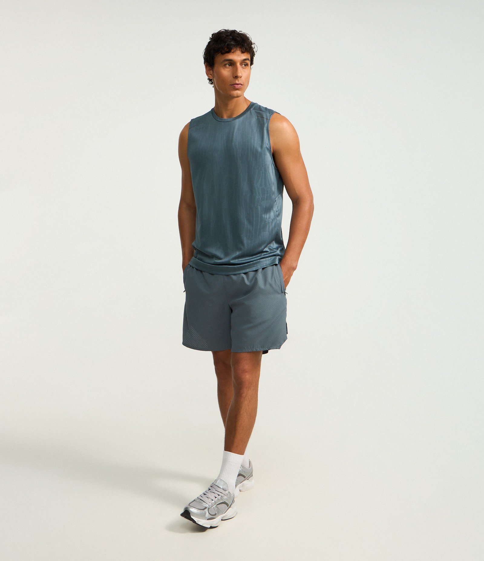 Bermuda Esportiva com Textura Furadinha Cinza 5