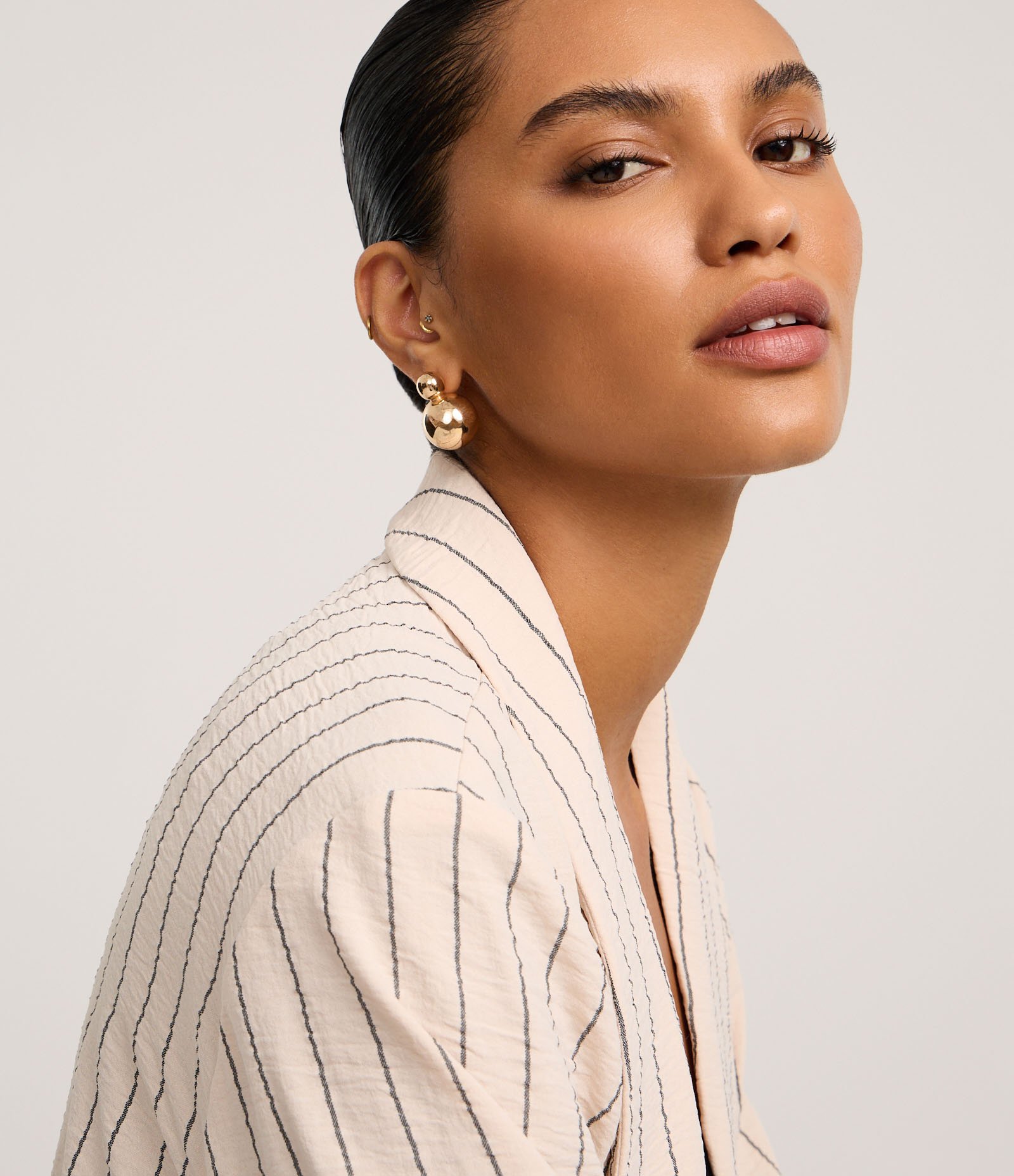 Blazer em Airflow com Listras Verticais de Fio Tinto Bege 3