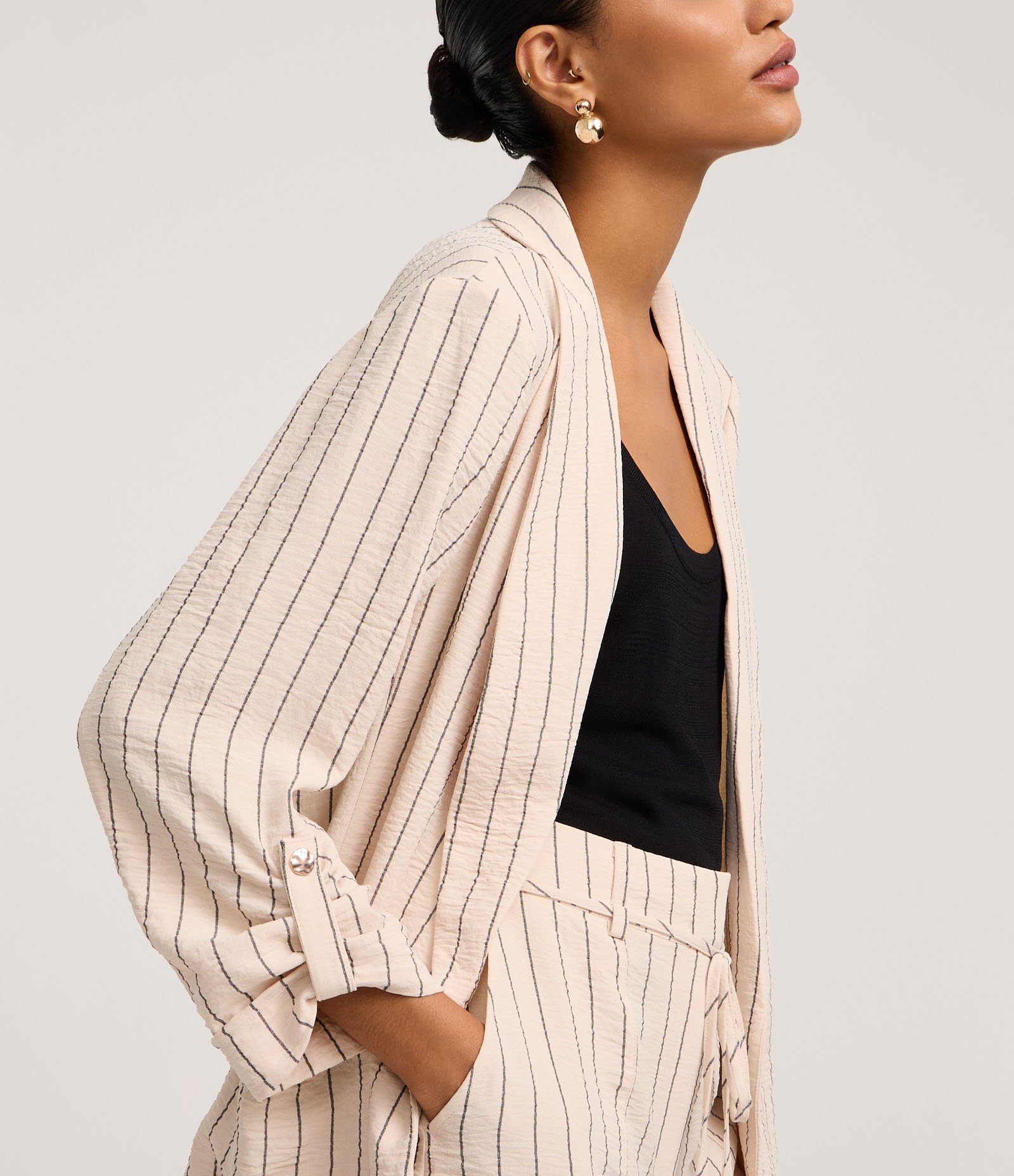 Blazer em Airflow com Listras Verticais de Fio Tinto Bege 5