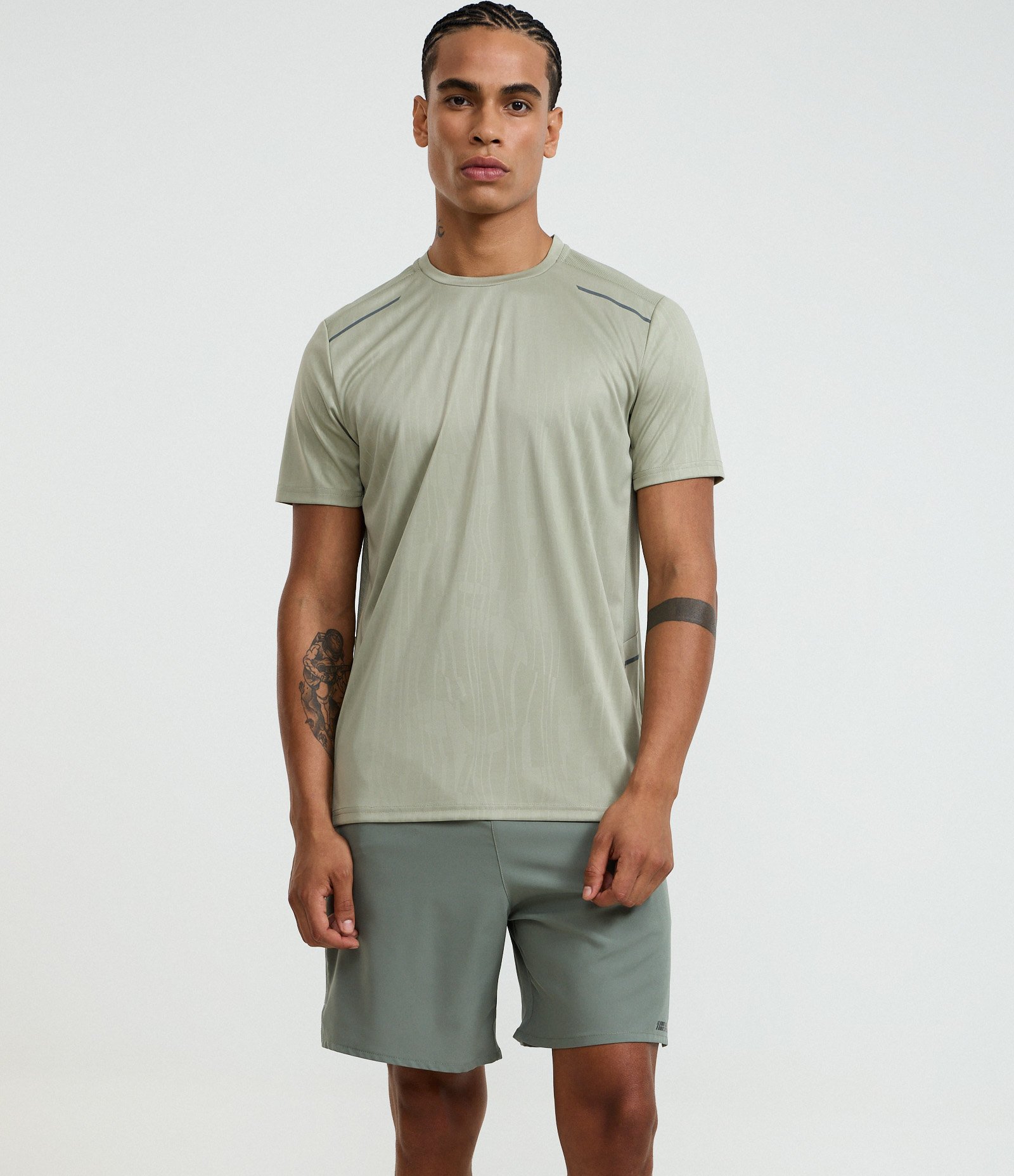 Bermuda Esportiva com Cordão Contrastante e Bolso Verde 3