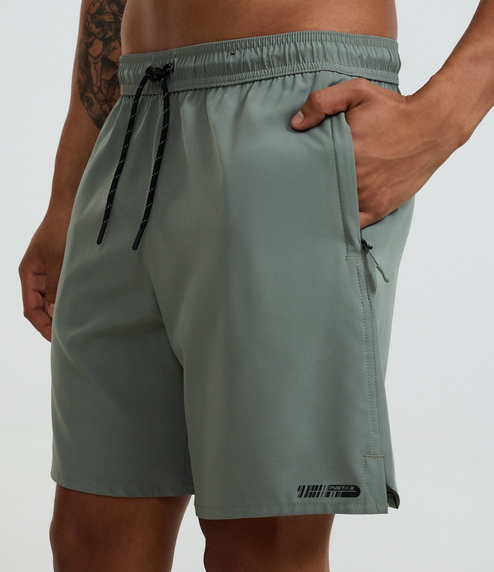 Bermuda Esportiva com Cordão Contrastante e Bolso Verde 4