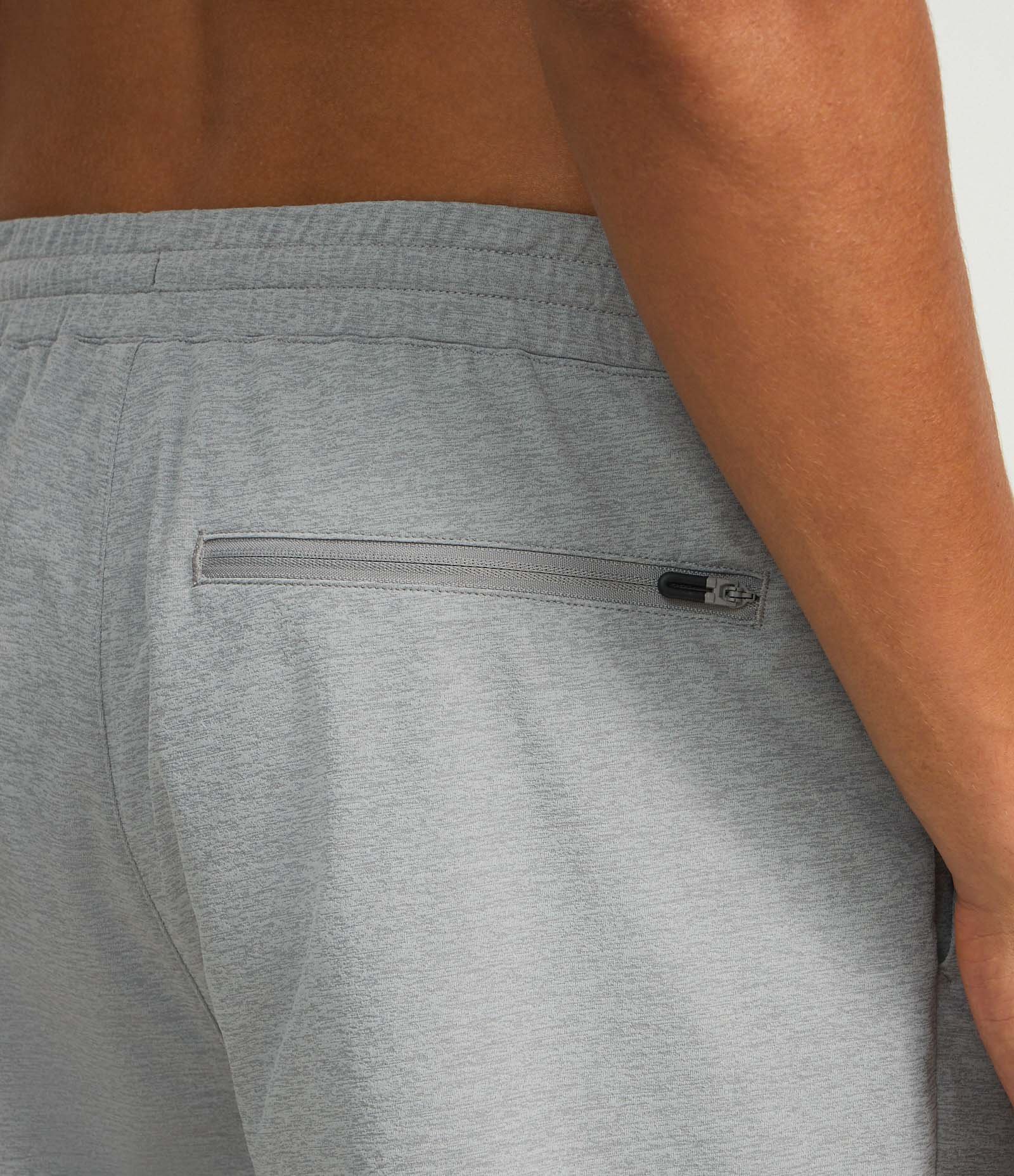 Bermuda Esportiva com Bolso Funcional com Zíper Cinza 4