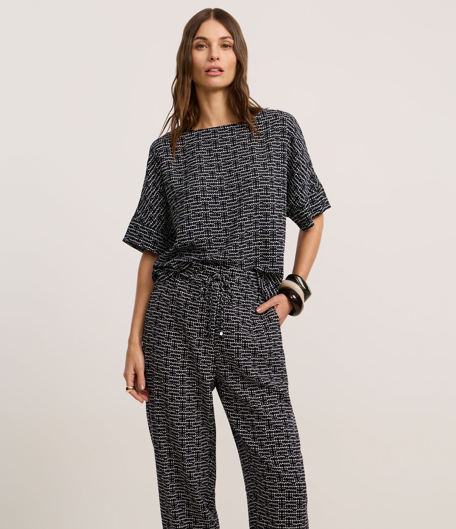 Calça Cenoura Cintura Alta em Crepe com Estampa Geométrica Azul 2