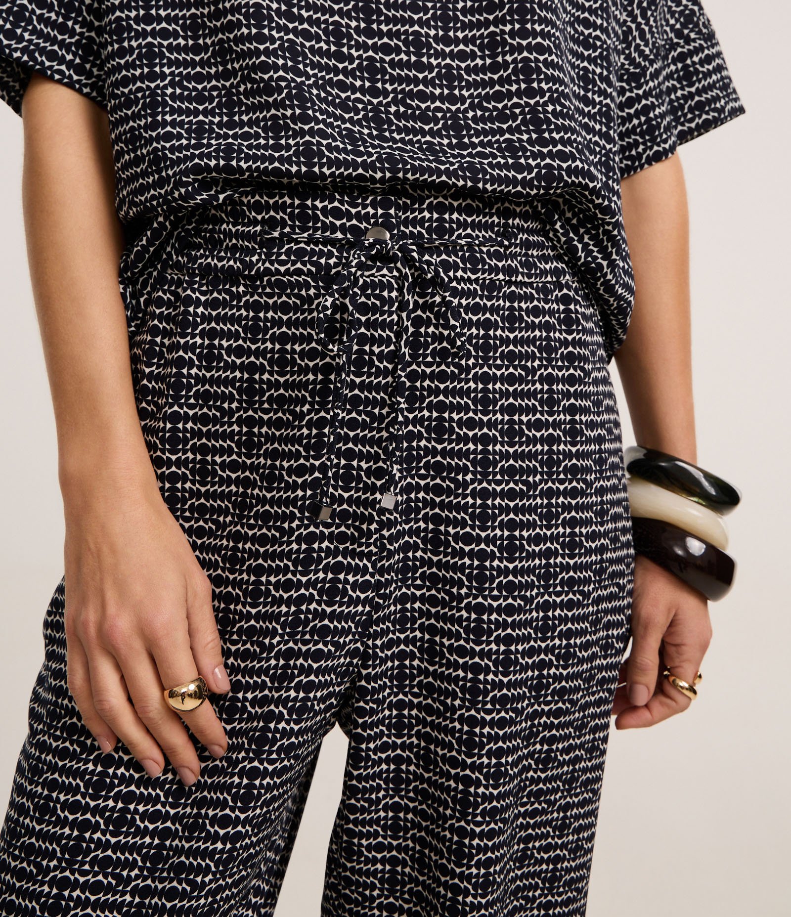 Calça Cenoura Cintura Alta em Crepe com Estampa Geométrica Azul 3