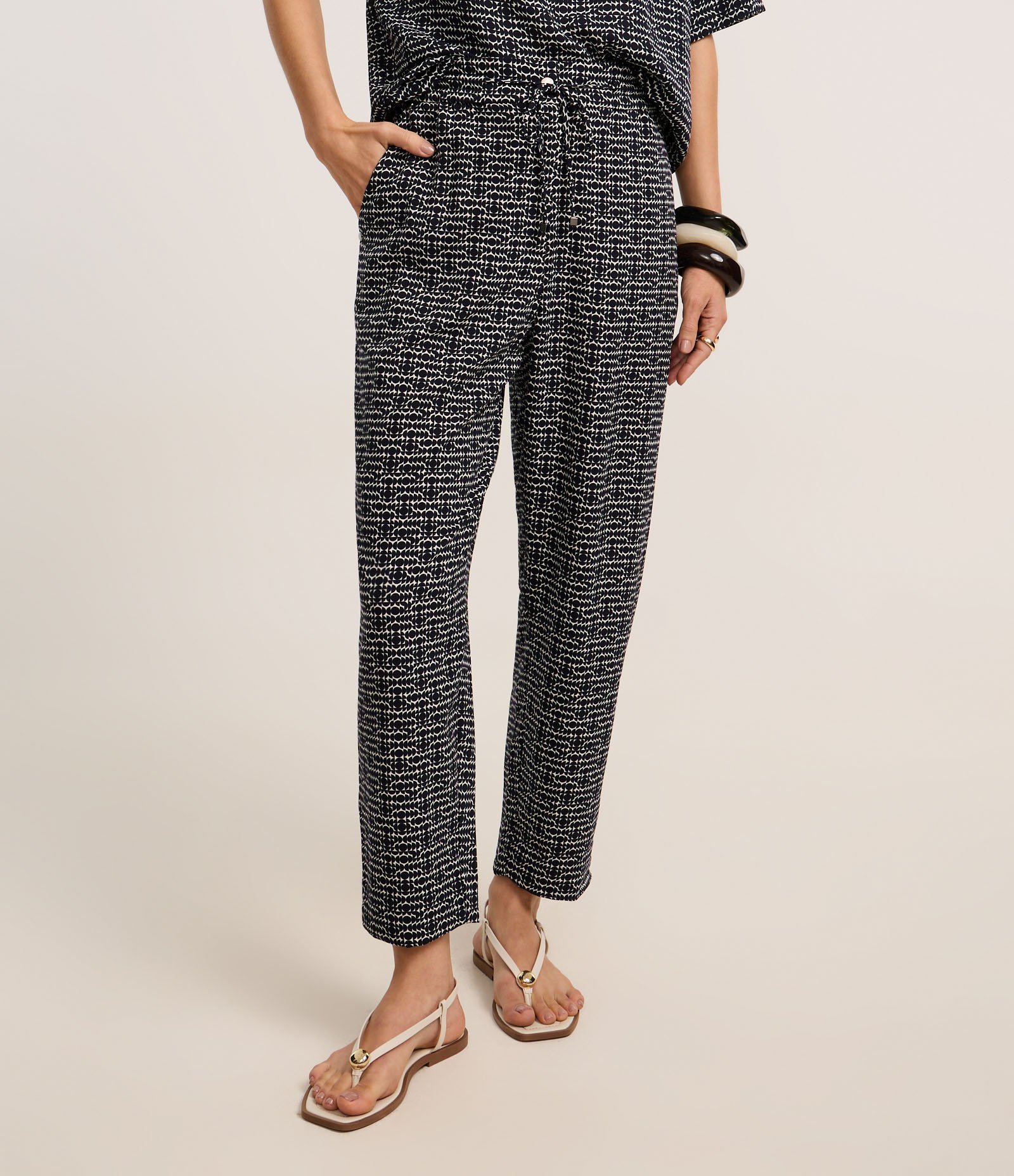 Calça Cenoura Cintura Alta em Crepe com Estampa Geométrica Azul 4