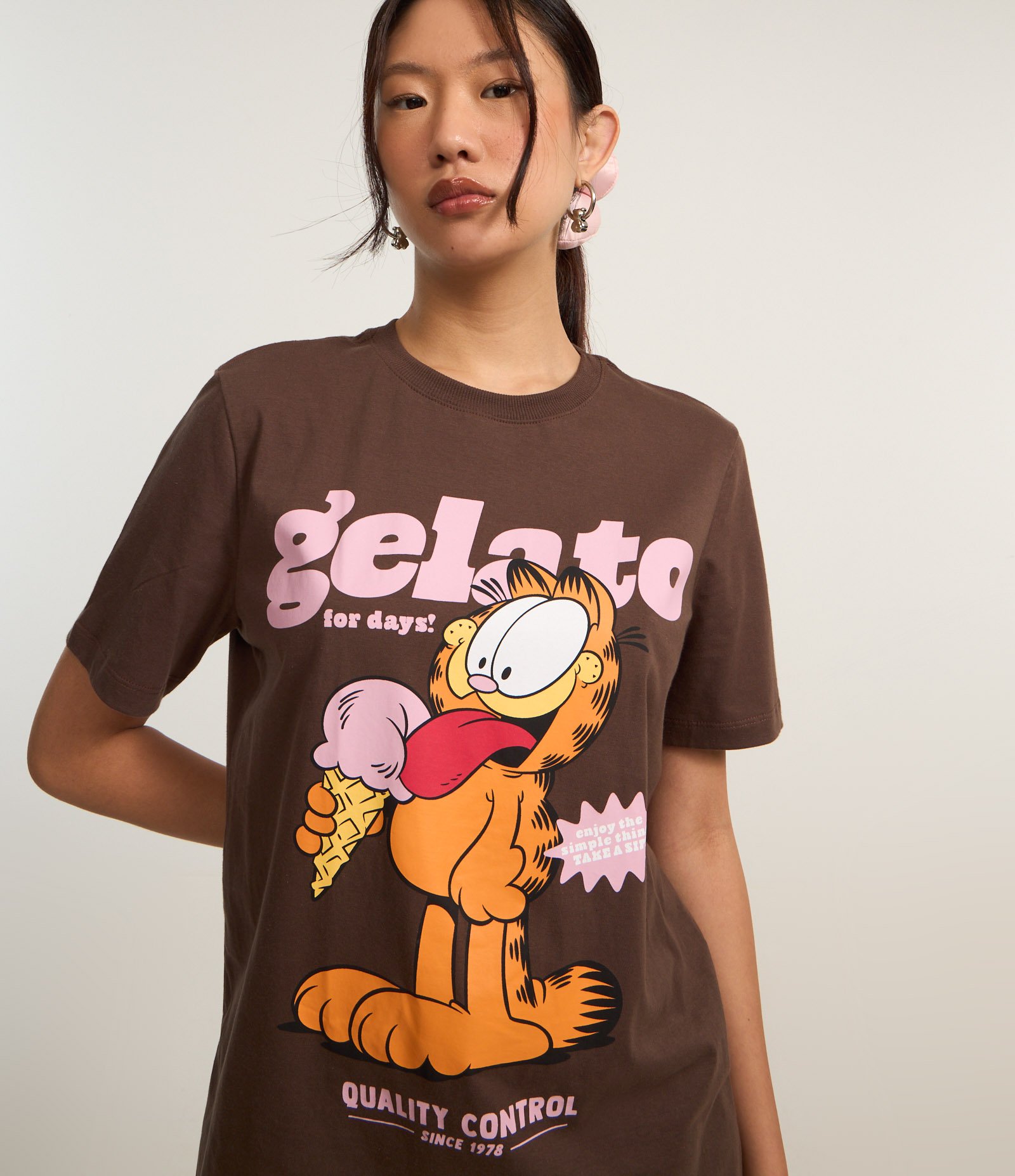 Camiseta Alongada em Algodão com Estampa Garfield Gelato Marrom 1